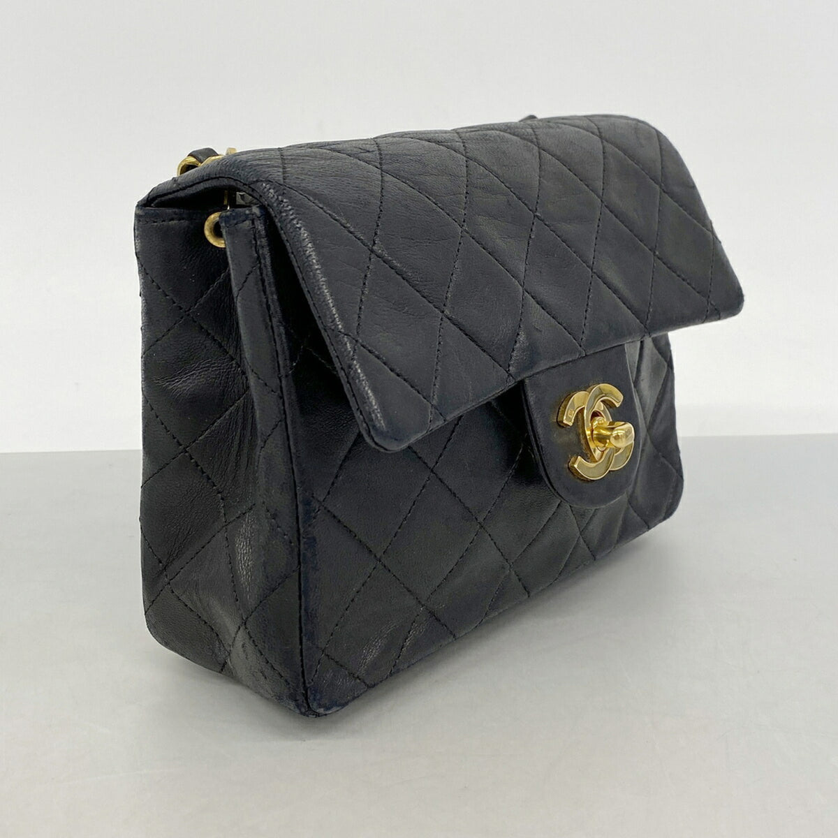Chanel Black Leather Shoulder Bag (Pre-Owned)