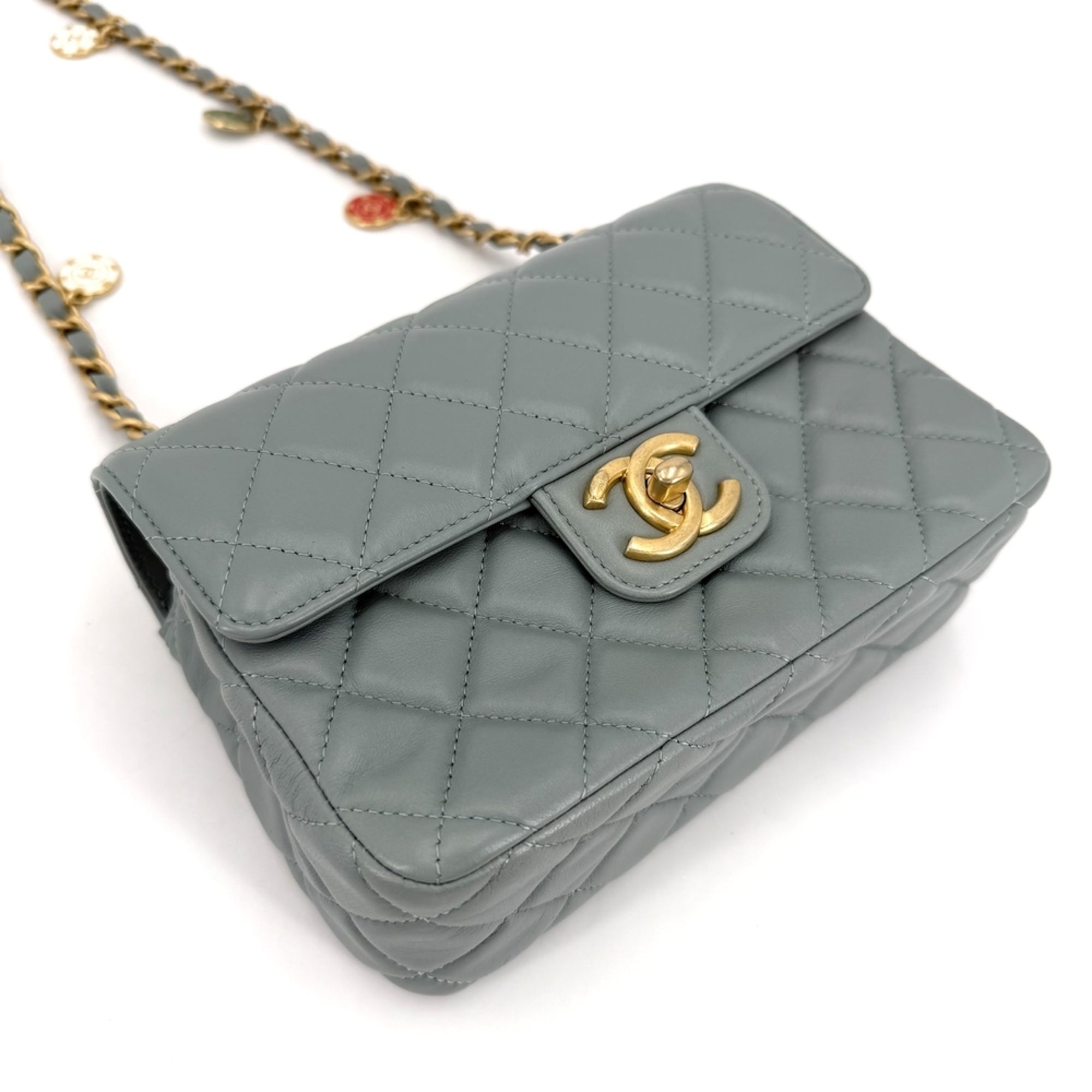 Chanel Green White Leather Shoulder Bag (Pre-Owned)