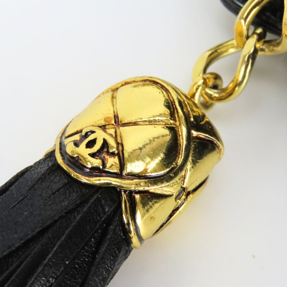 Chanel Black Leather Shoulder Bag (Pre-Owned)
