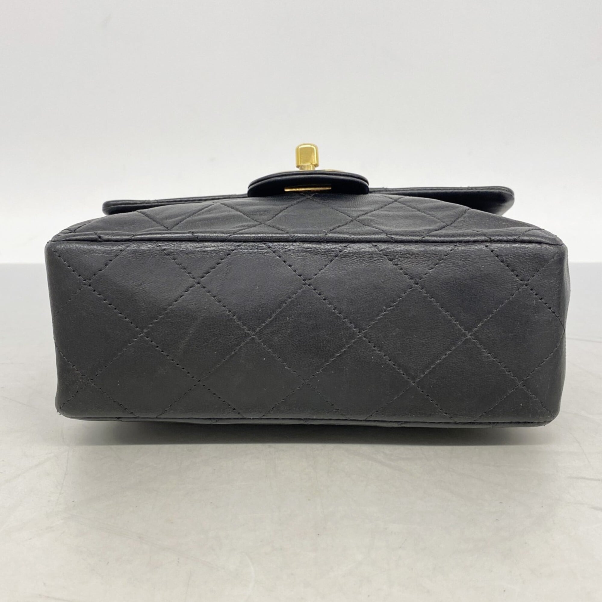 Chanel Black Leather Shoulder Bag (Pre-Owned)