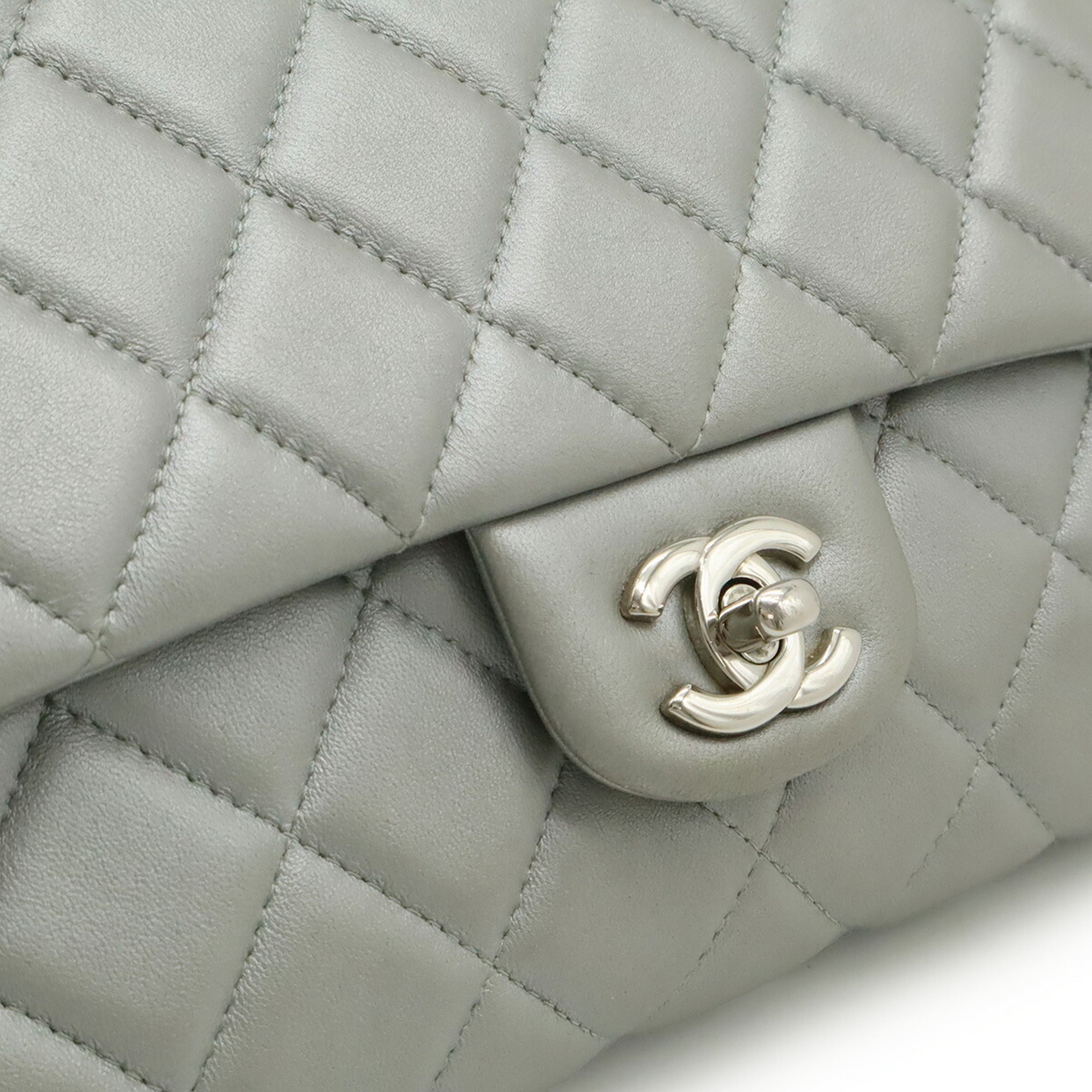 Chanel Silver Leather Shoulder Bag (Pre-Owned)