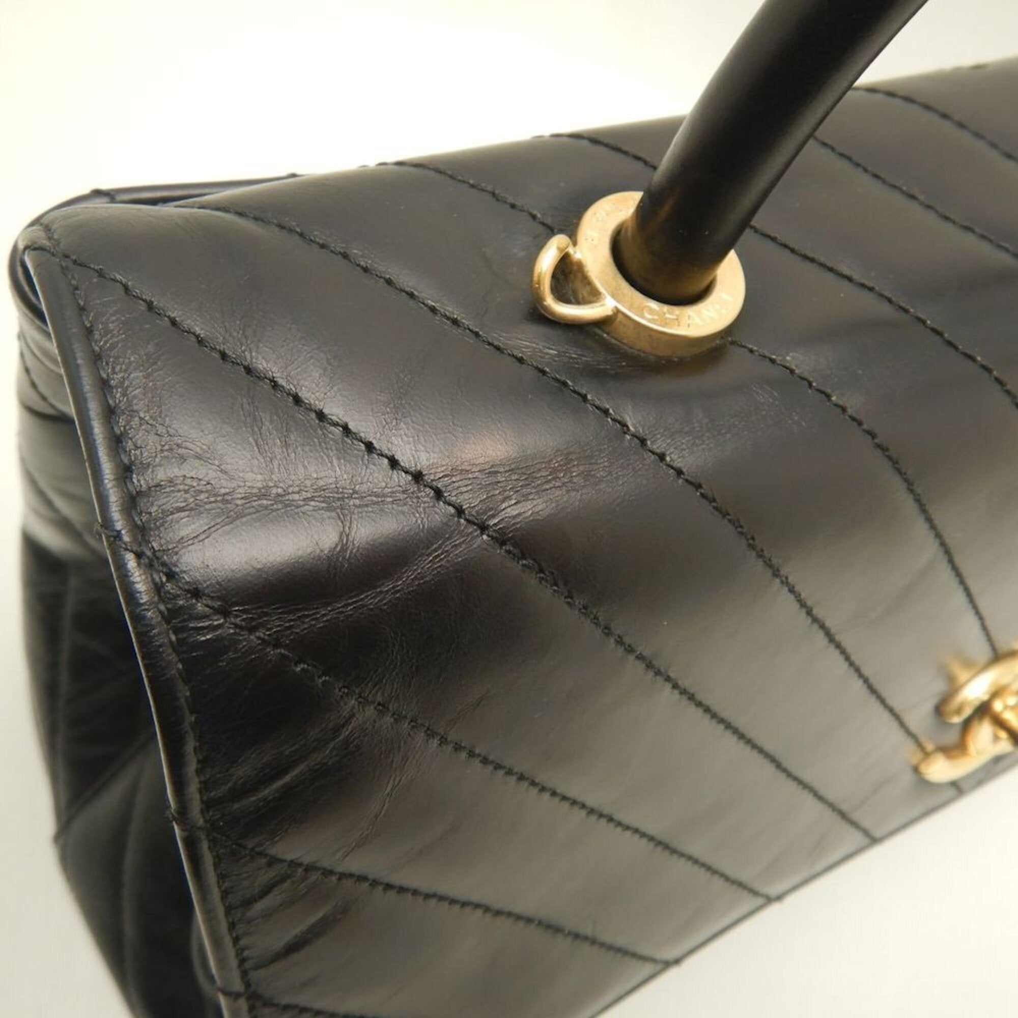 Chanel Black Leather Handbag (Pre-Owned)