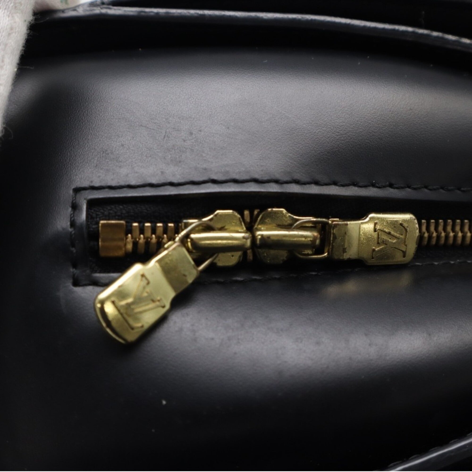 Louis Vuitton Black Leather Handbag (Pre-Owned)