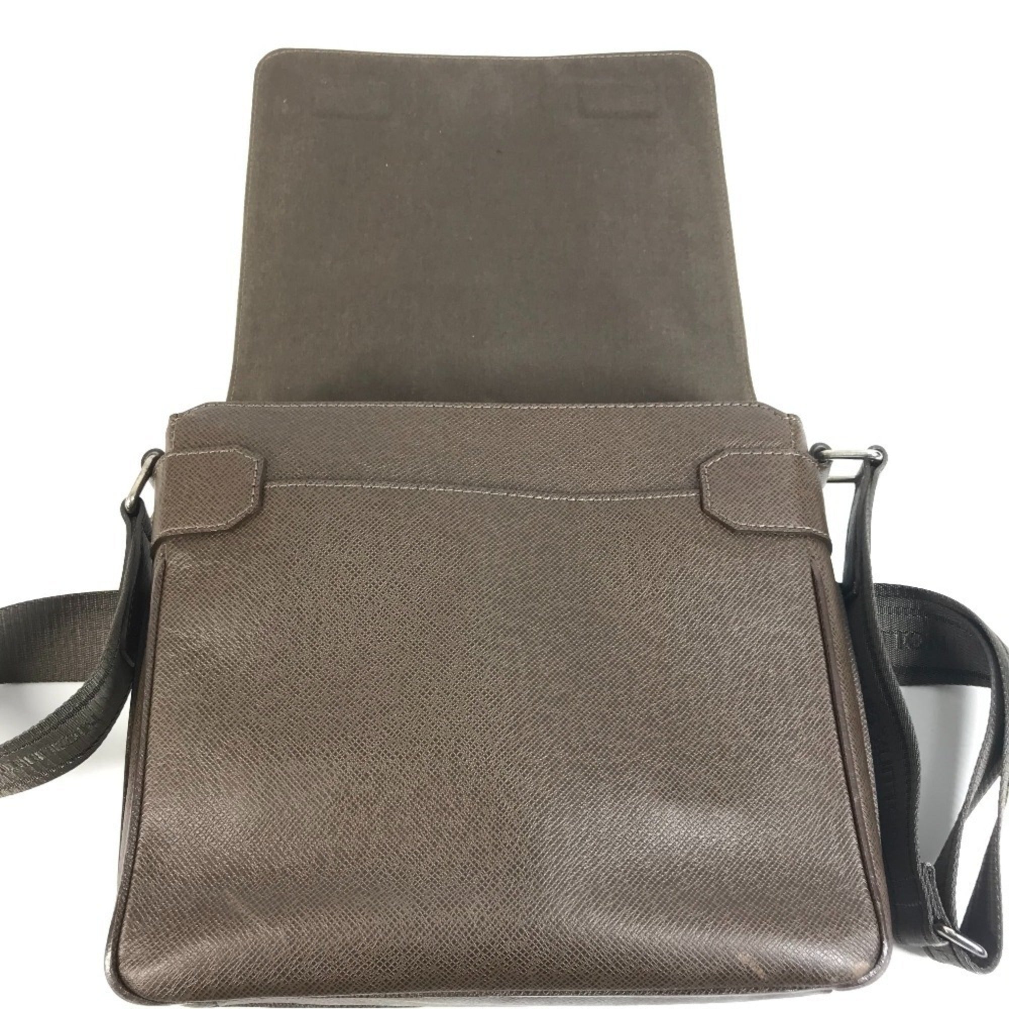 Louis Vuitton Taiga Brown Taiga Leather Messenger Bag Shoulder Bag (Pre-Owned)