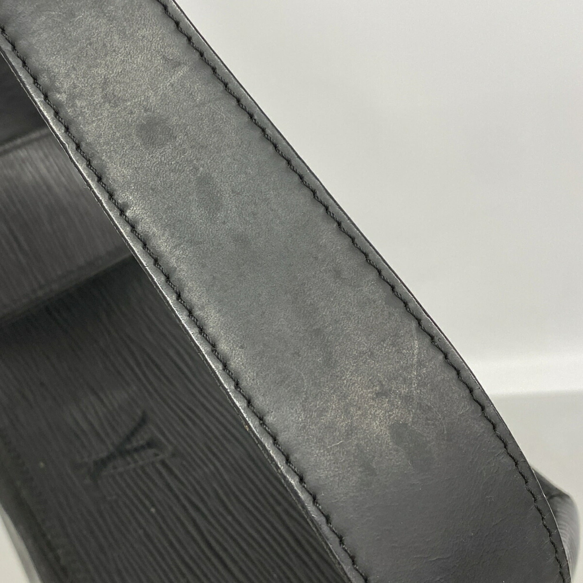 Louis Vuitton Noir Shoulder Bag (Pre-Owned)
