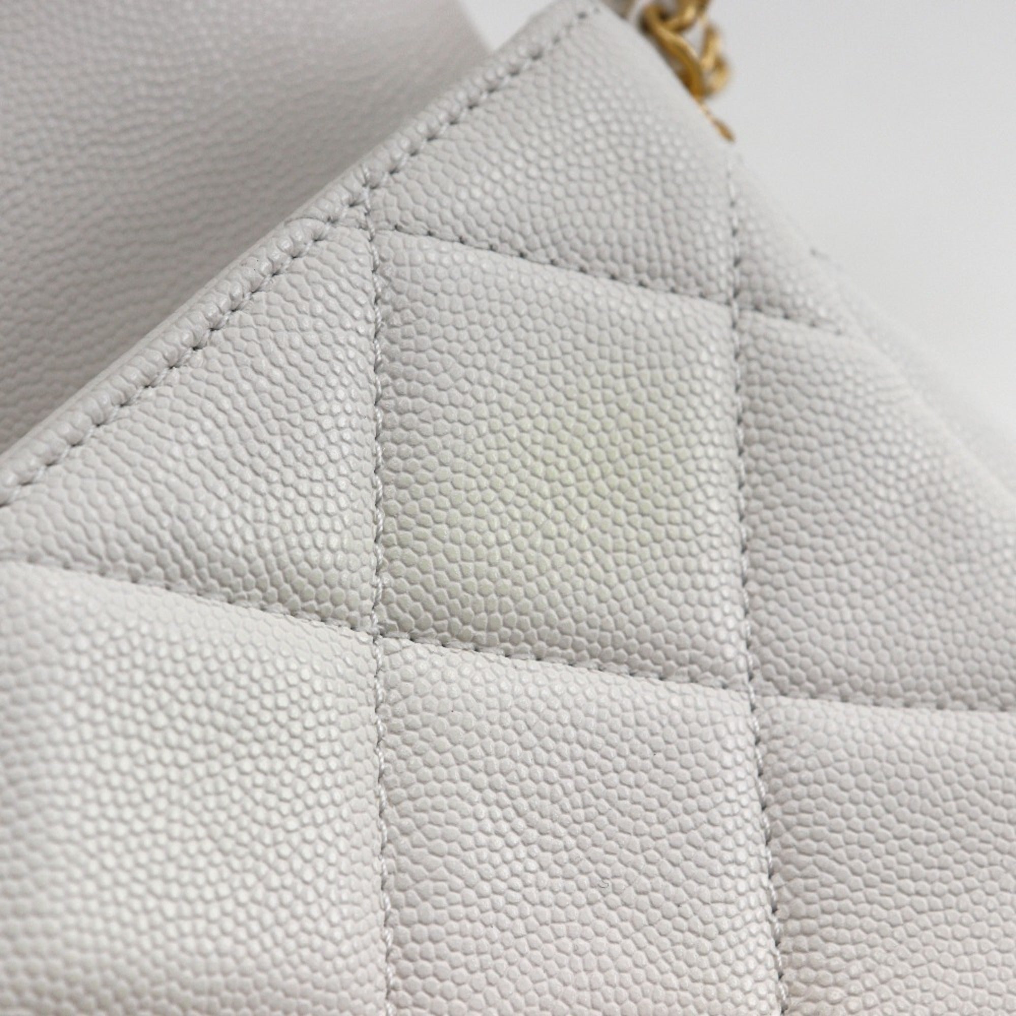 Chanel White Grained Calfskin Shoulder Bag (Pre-Owned)