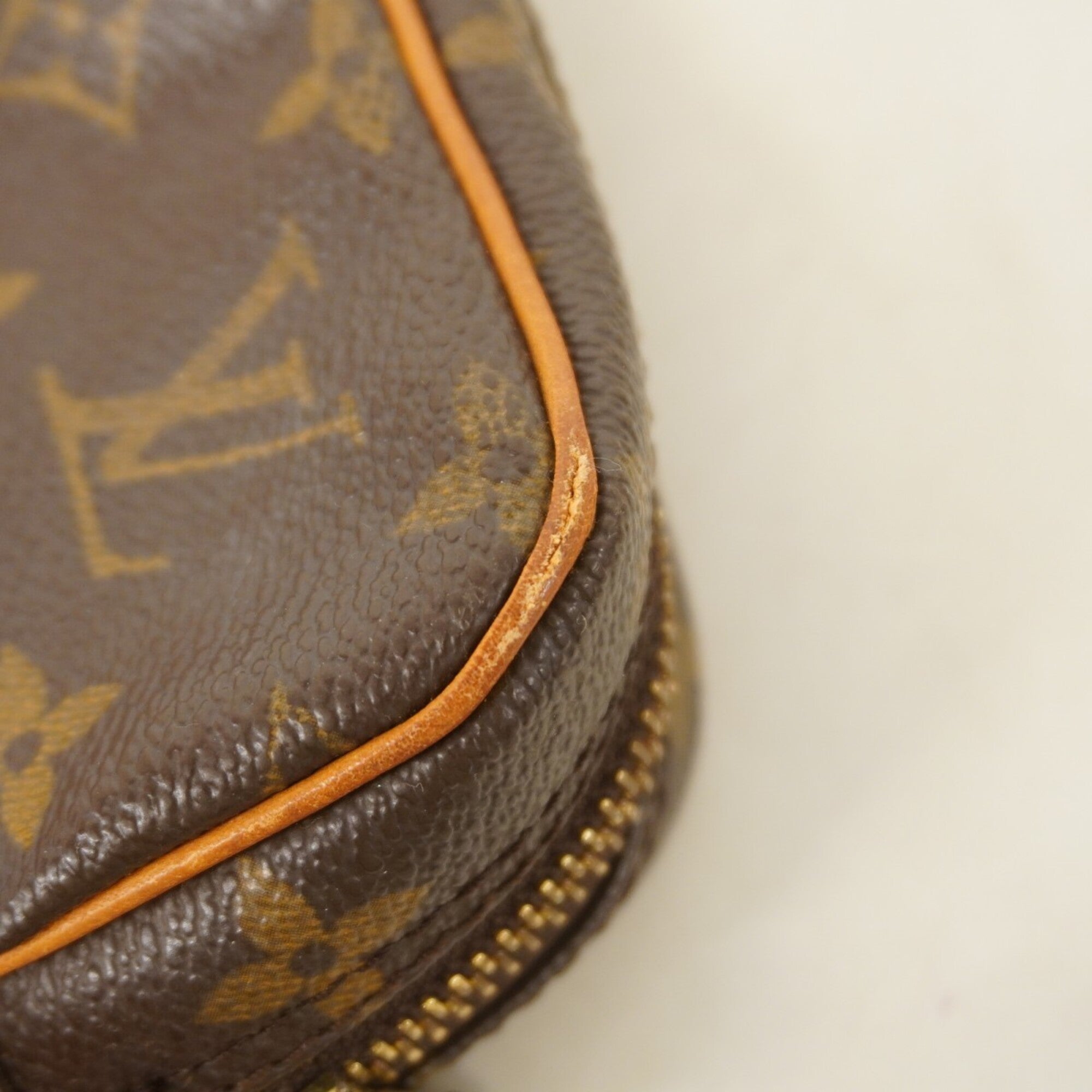 Louis Vuitton Brown Shoulder Bag (Pre-Owned)