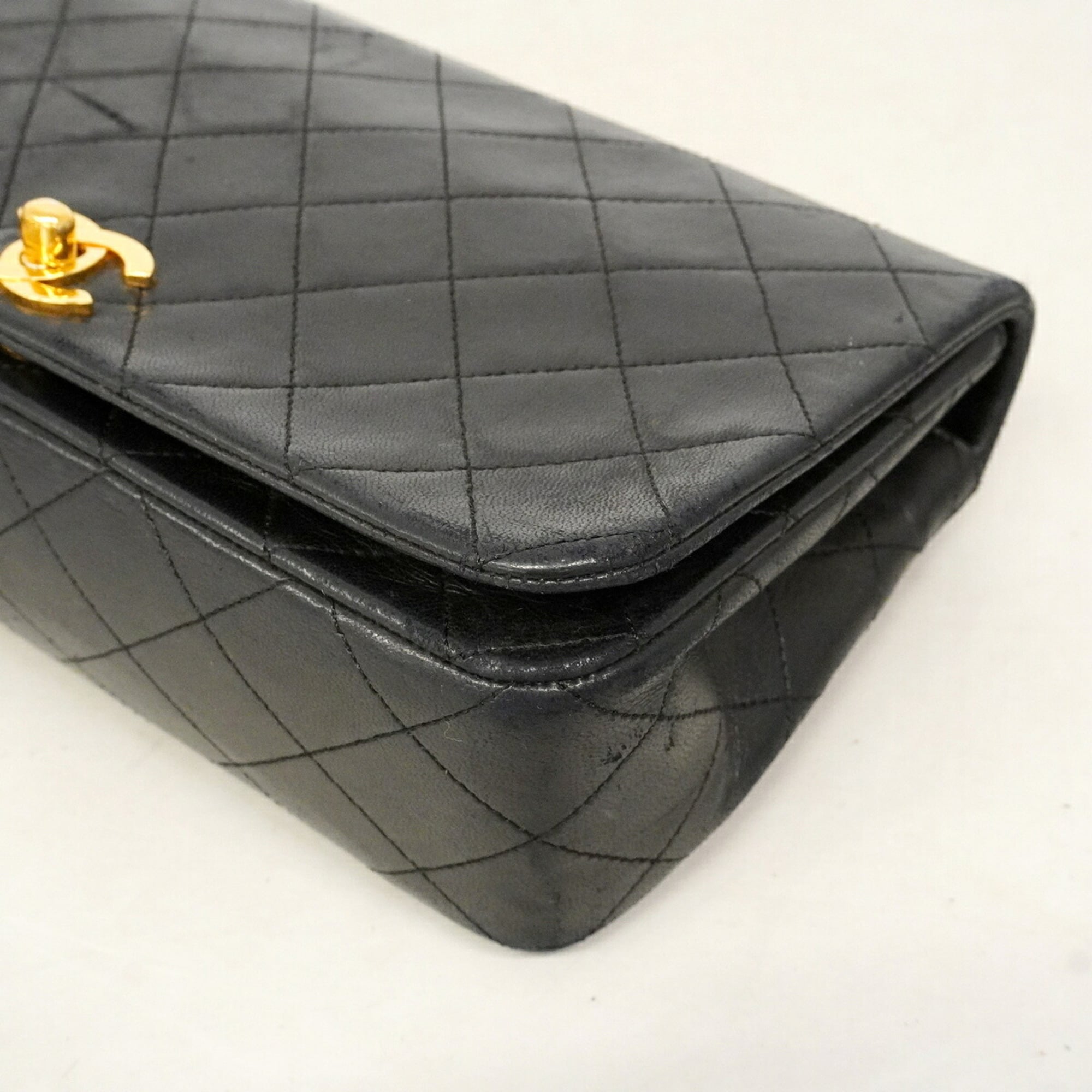 Chanel Black Leather Shoulder Bag (Pre-Owned)