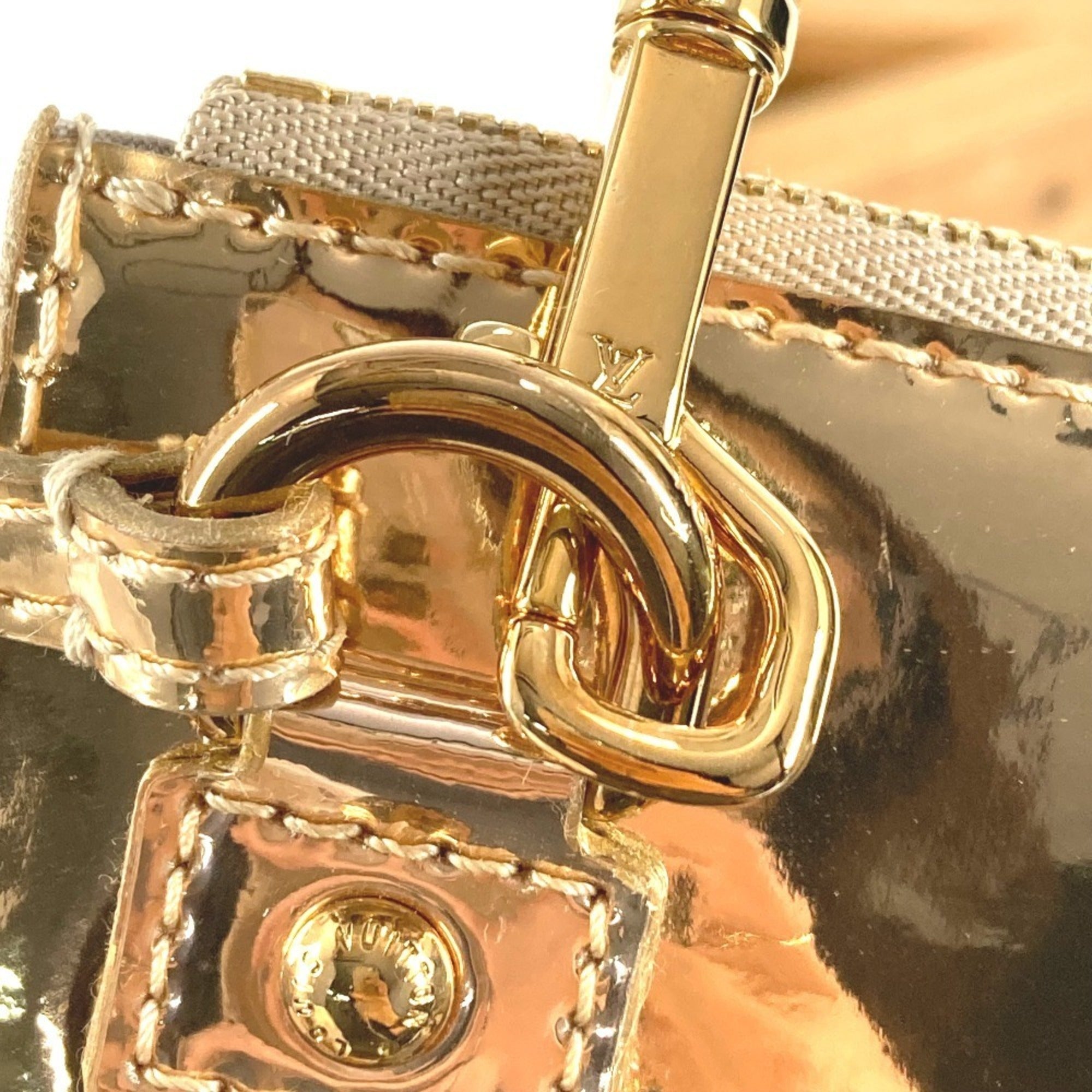 Louis Vuitton Gold Leather Pochette (Pre-Owned)