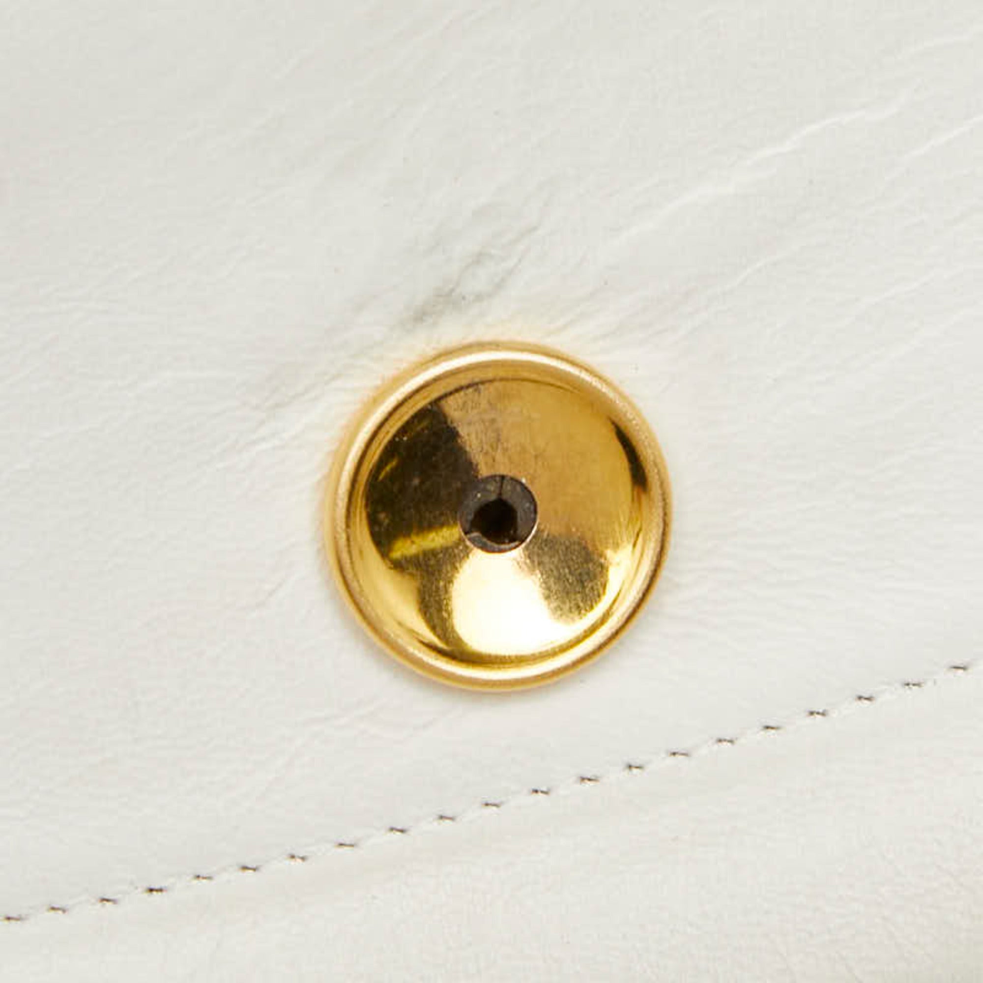 Chanel White Leather Shoulder Bag (Pre-Owned)