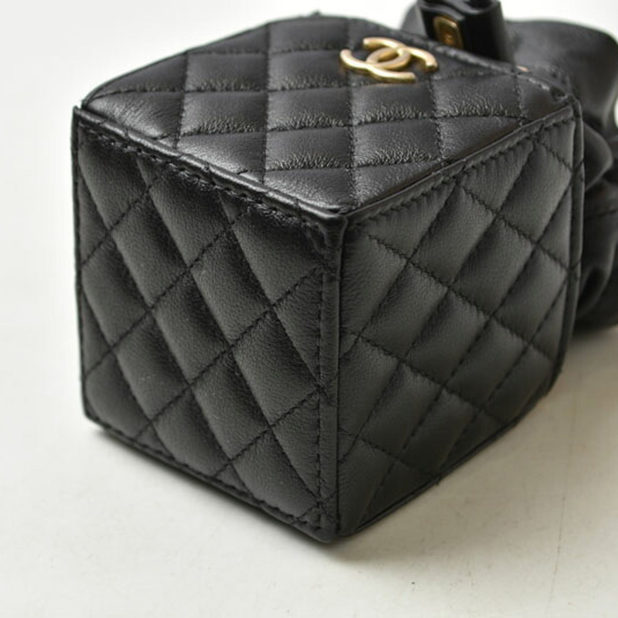Chanel Black Leather Shoulder Bag (Pre-Owned)