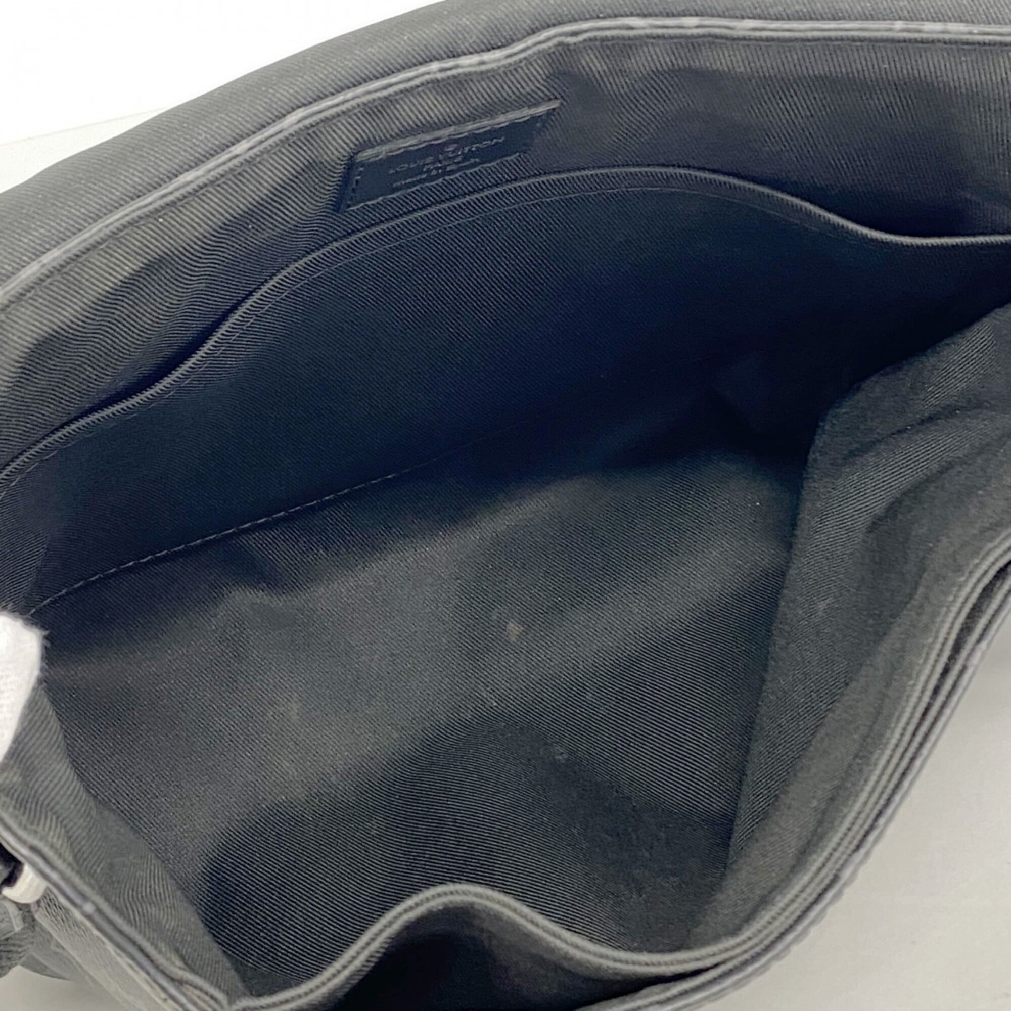Louis Vuitton Black Shoulder Bag (Pre-Owned)