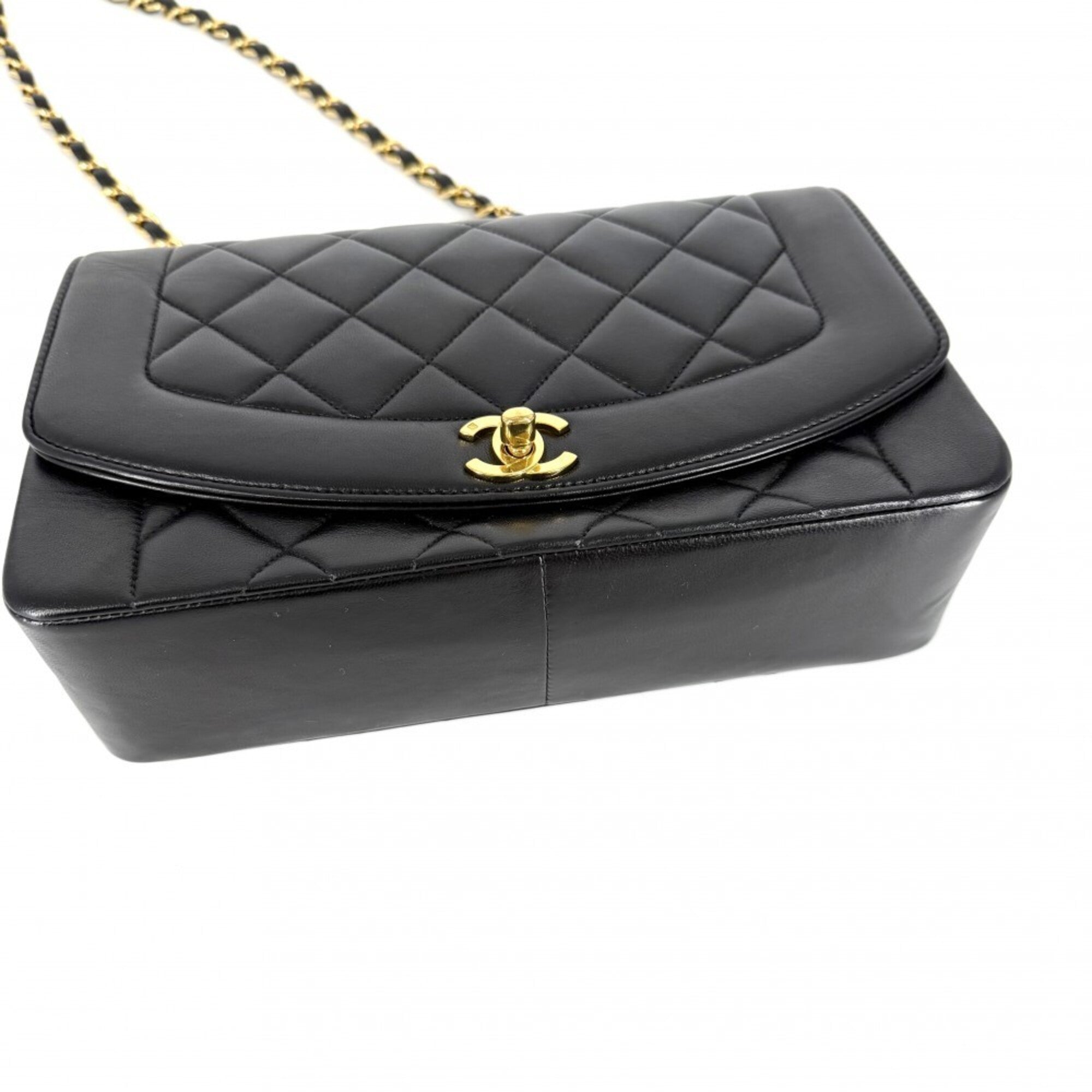 Chanel Matelasse Black Leather Shoulder Bag (Pre-Owned)