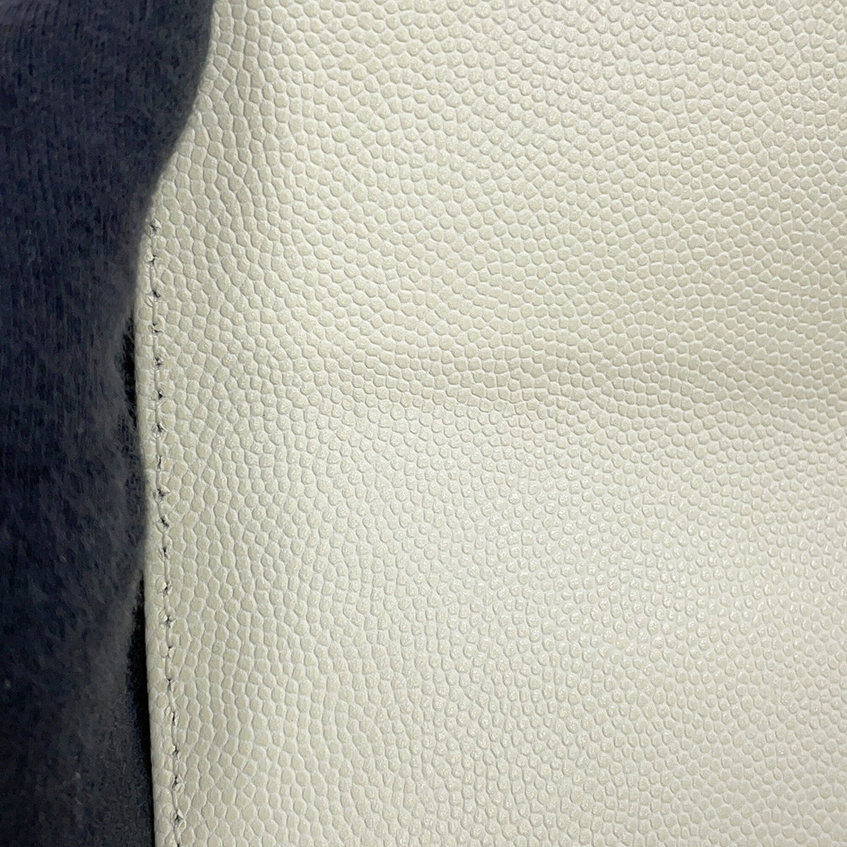Chanel Matelasse White Grained Calfskin Handbag (Pre-Owned)
