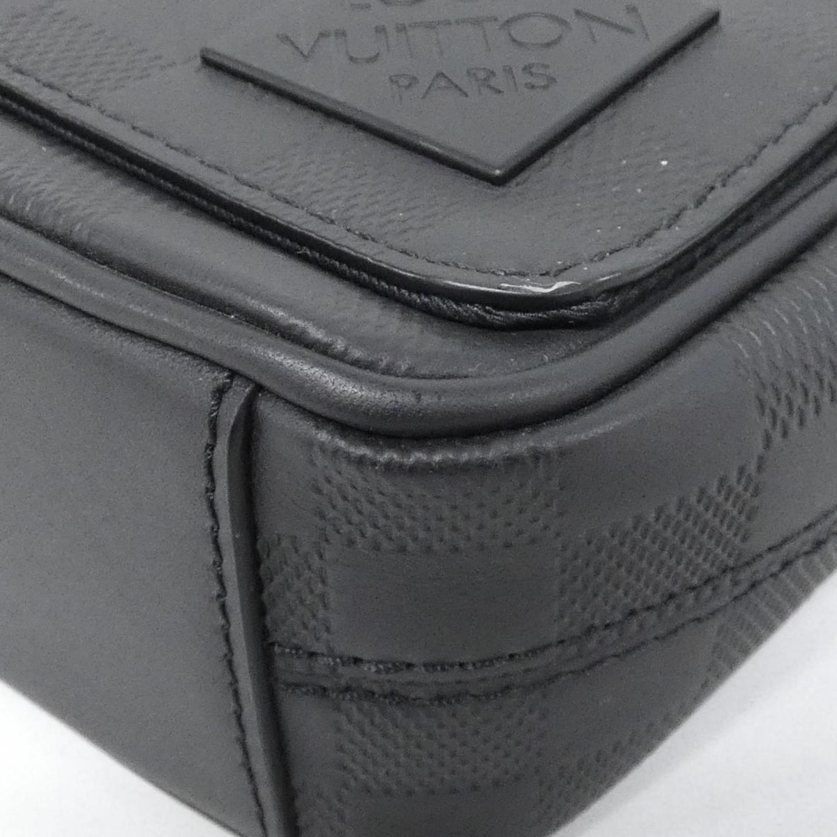 Louis Vuitton Black Leather Shoulder Bag (Pre-Owned)