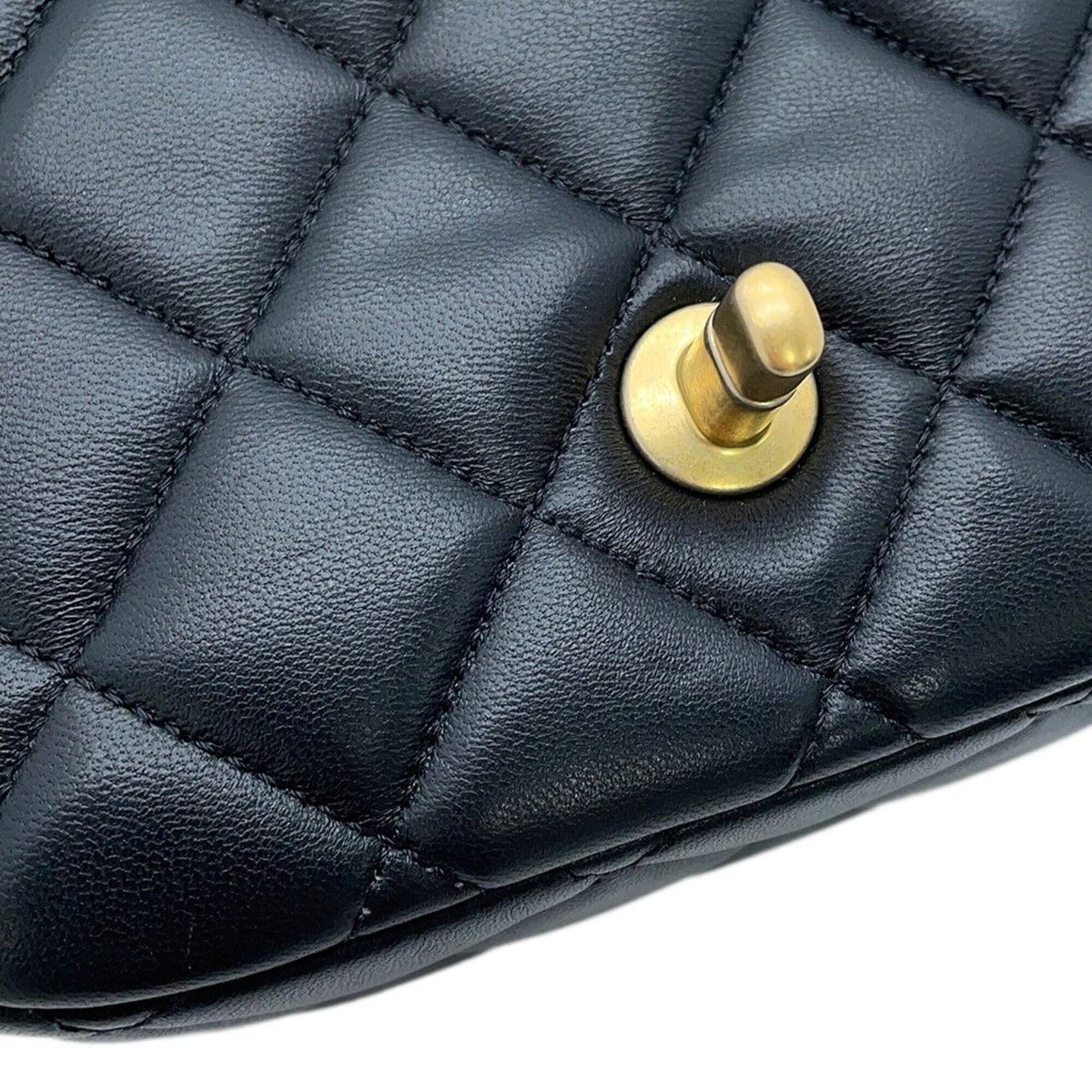 Chanel Black Leather Shoulder Bag (Pre-Owned)