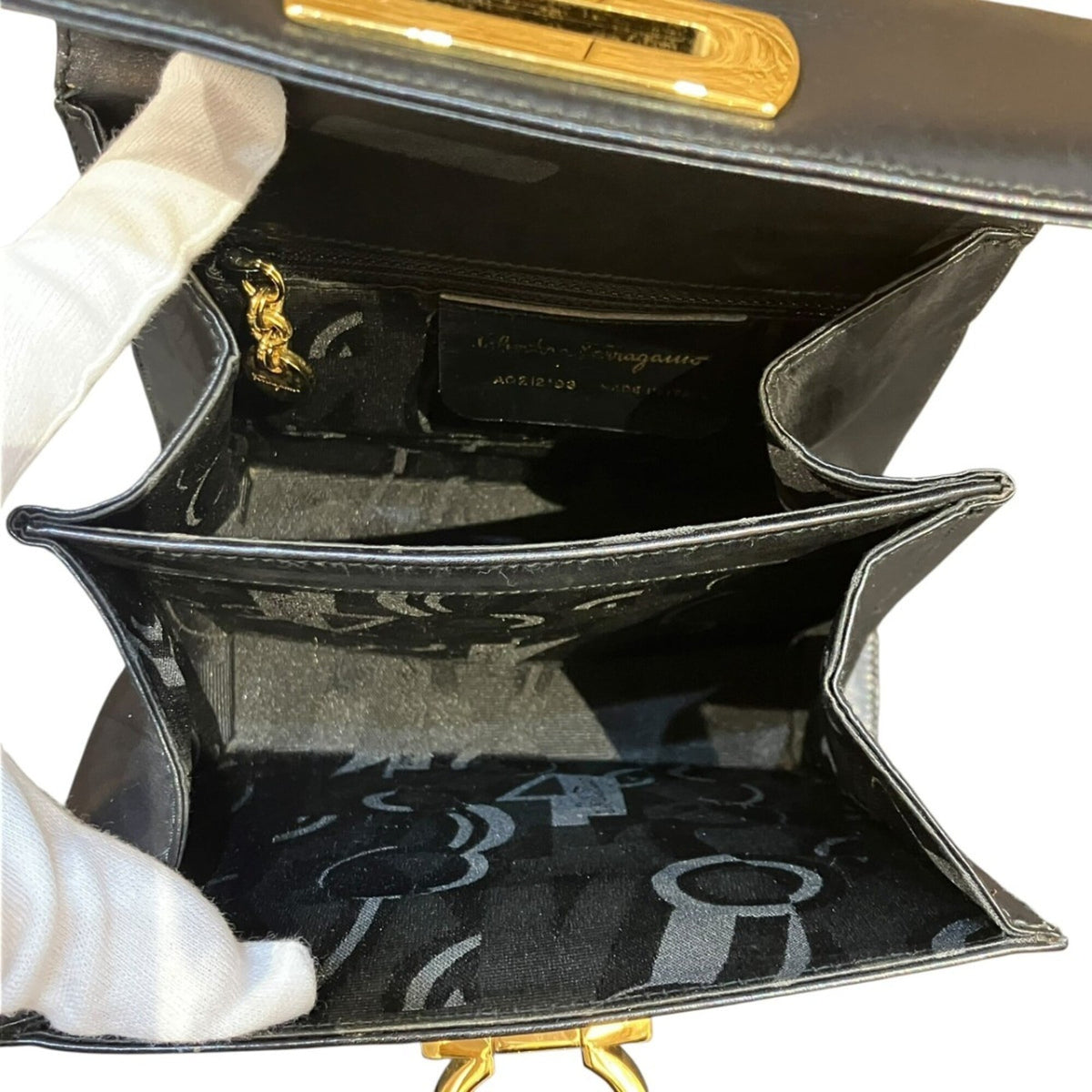 Salvatore Ferragamo Gancini Black Leather Handbag (Pre-Owned)
