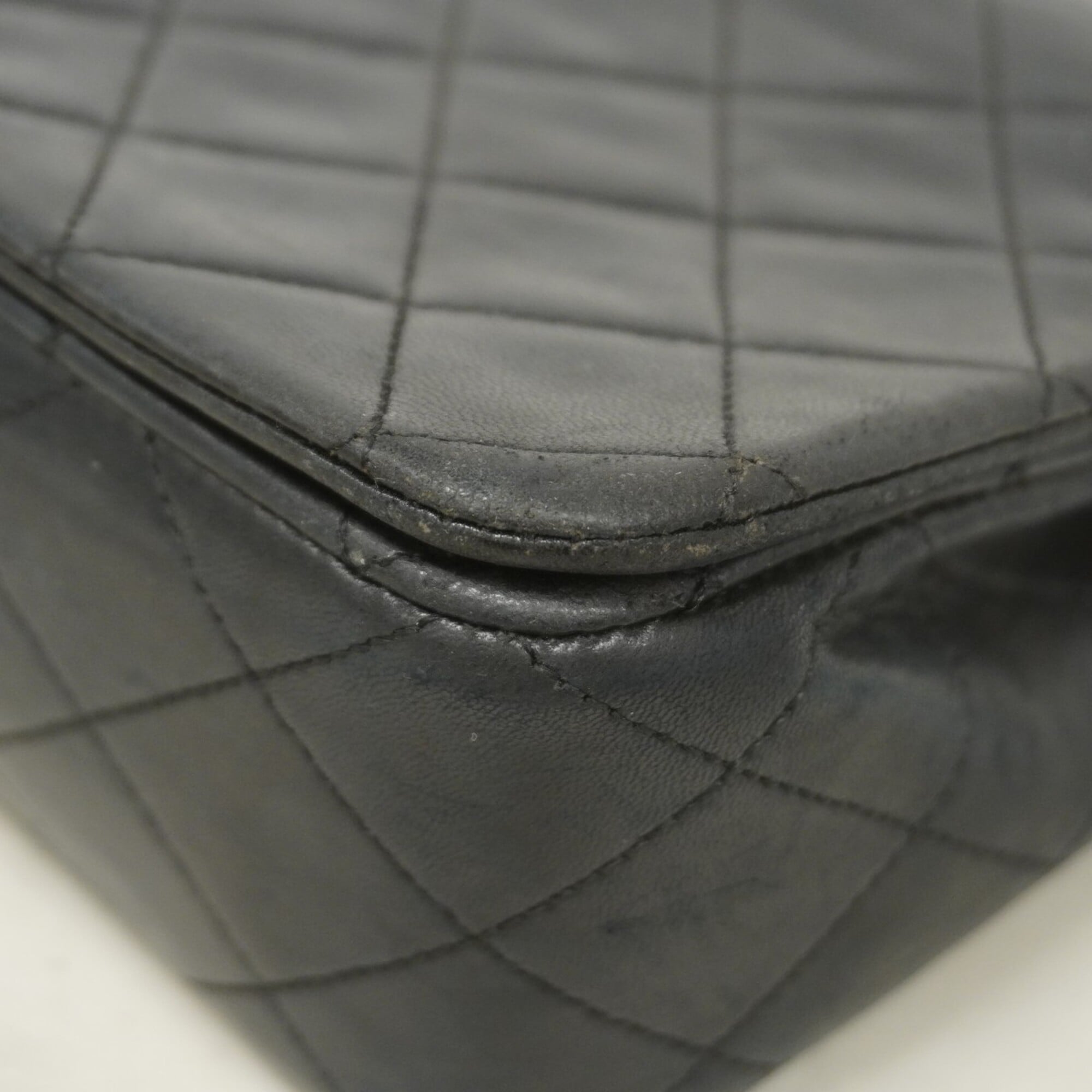 Chanel Black Leather Shoulder Bag (Pre-Owned)