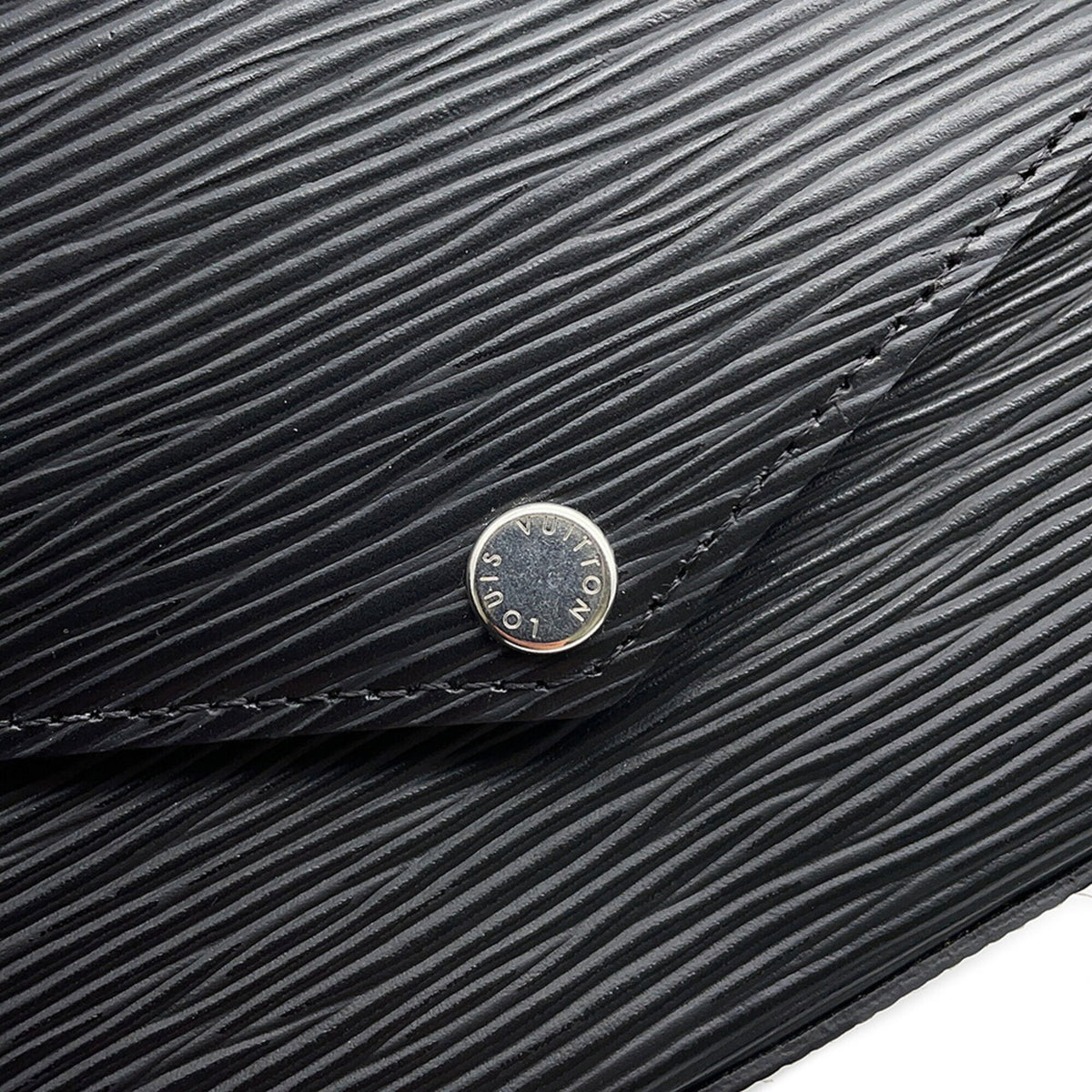 Louis Vuitton Black Noir Epi Leather Handbag Pochette (Pre-Owned)