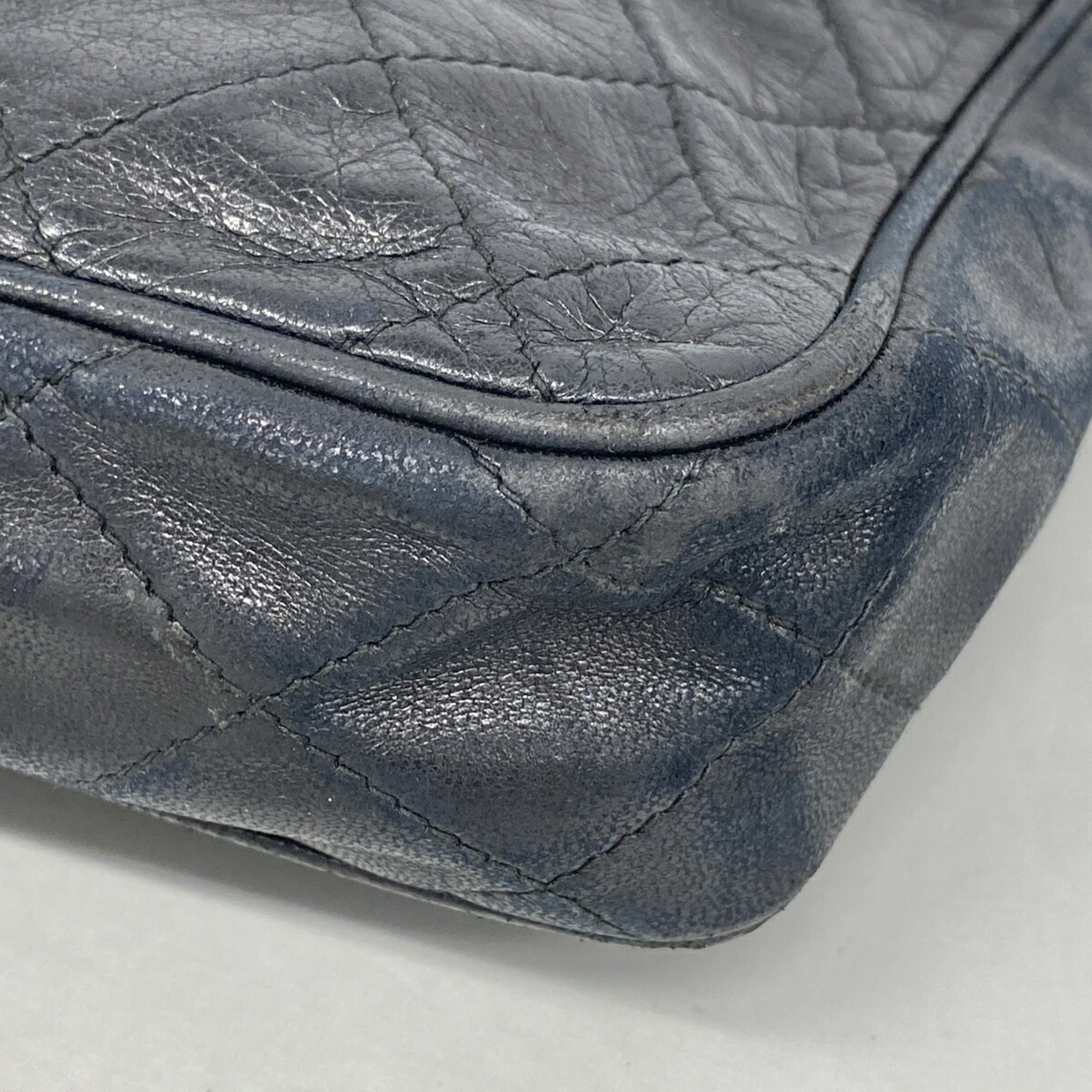 Chanel Black Leather Shoulder Bag (Pre-Owned)