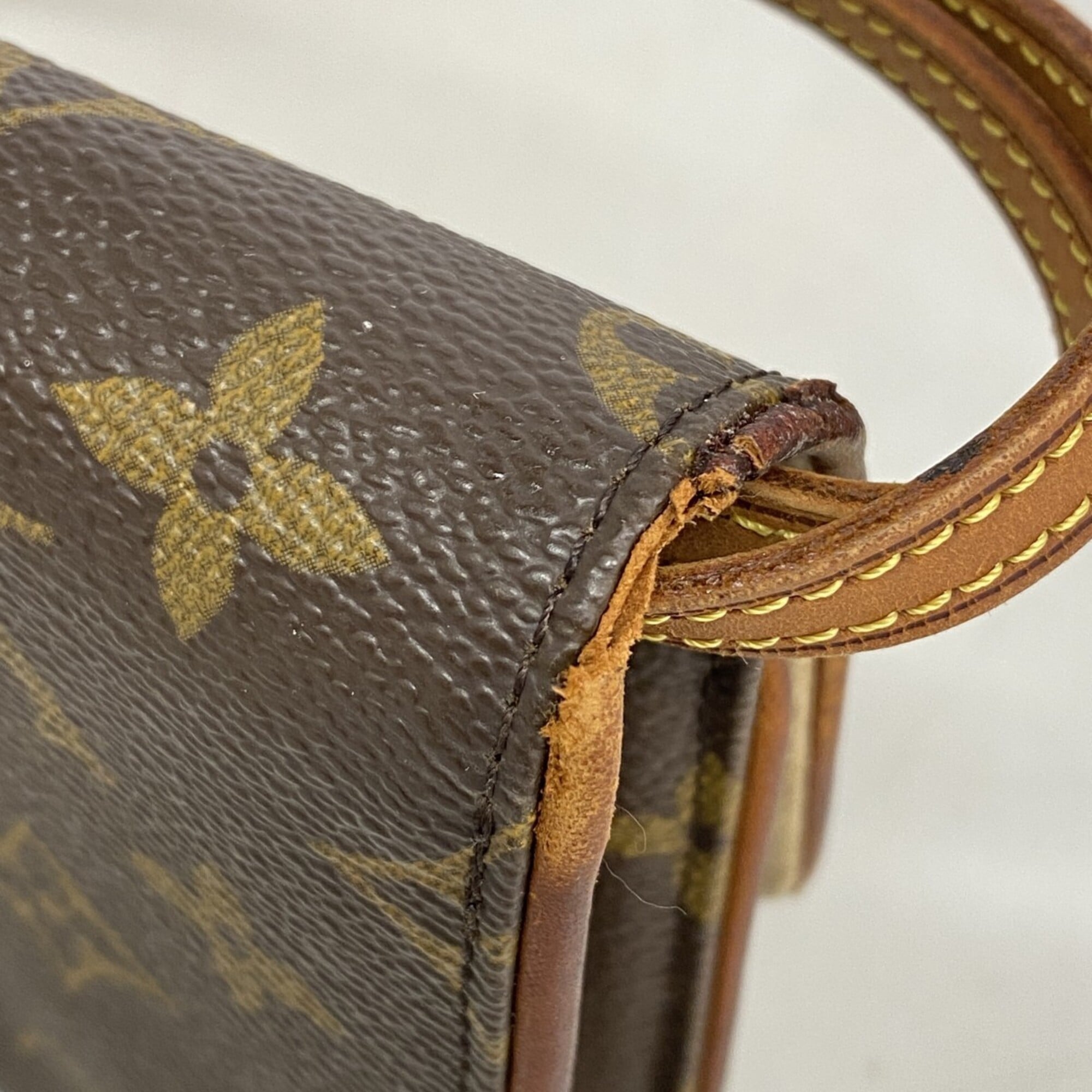Louis Vuitton Brown Shoulder Bag (Pre-Owned)