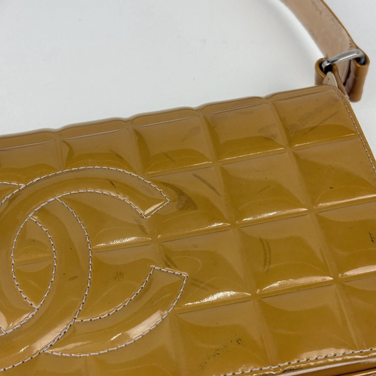 Chanel Brown Patent Leather Shoulder Bag (Pre-Owned)