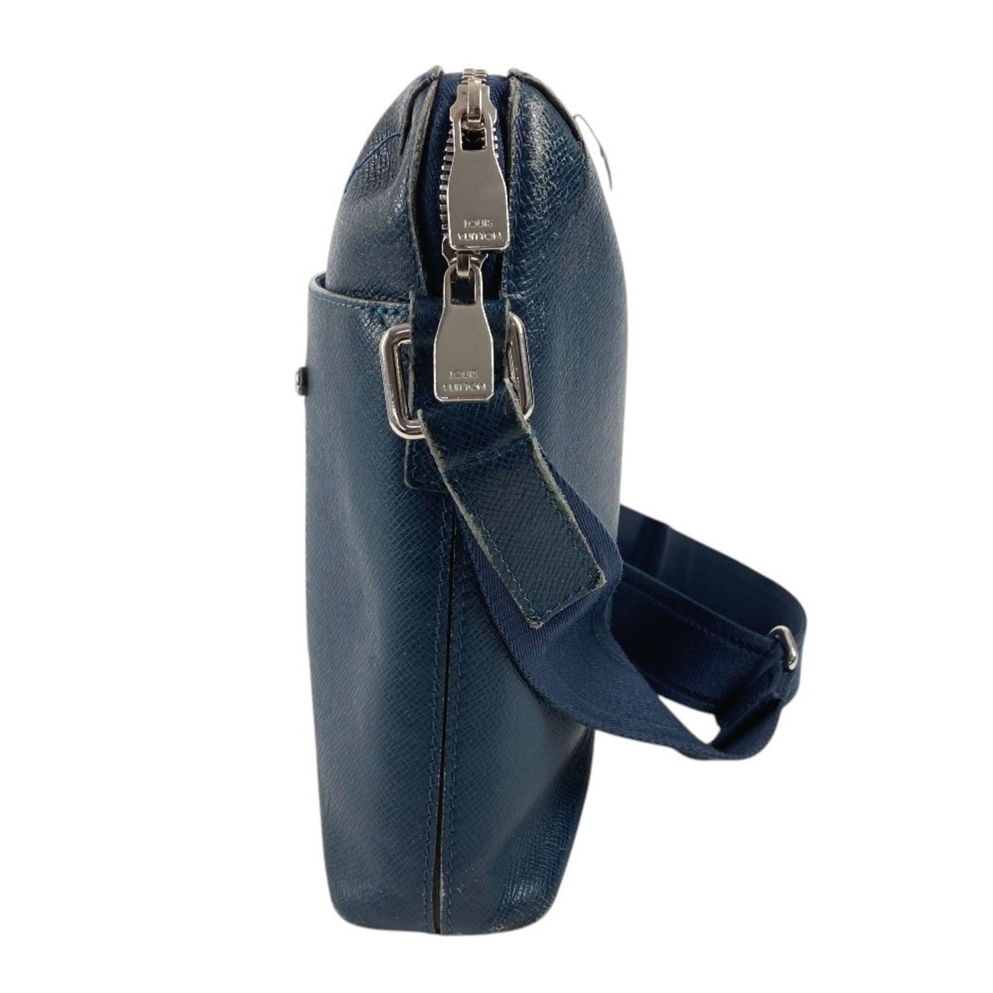 Louis Vuitton Blue Ocean Taiga Leather Leather Shoulder Bag (Pre-Owned)