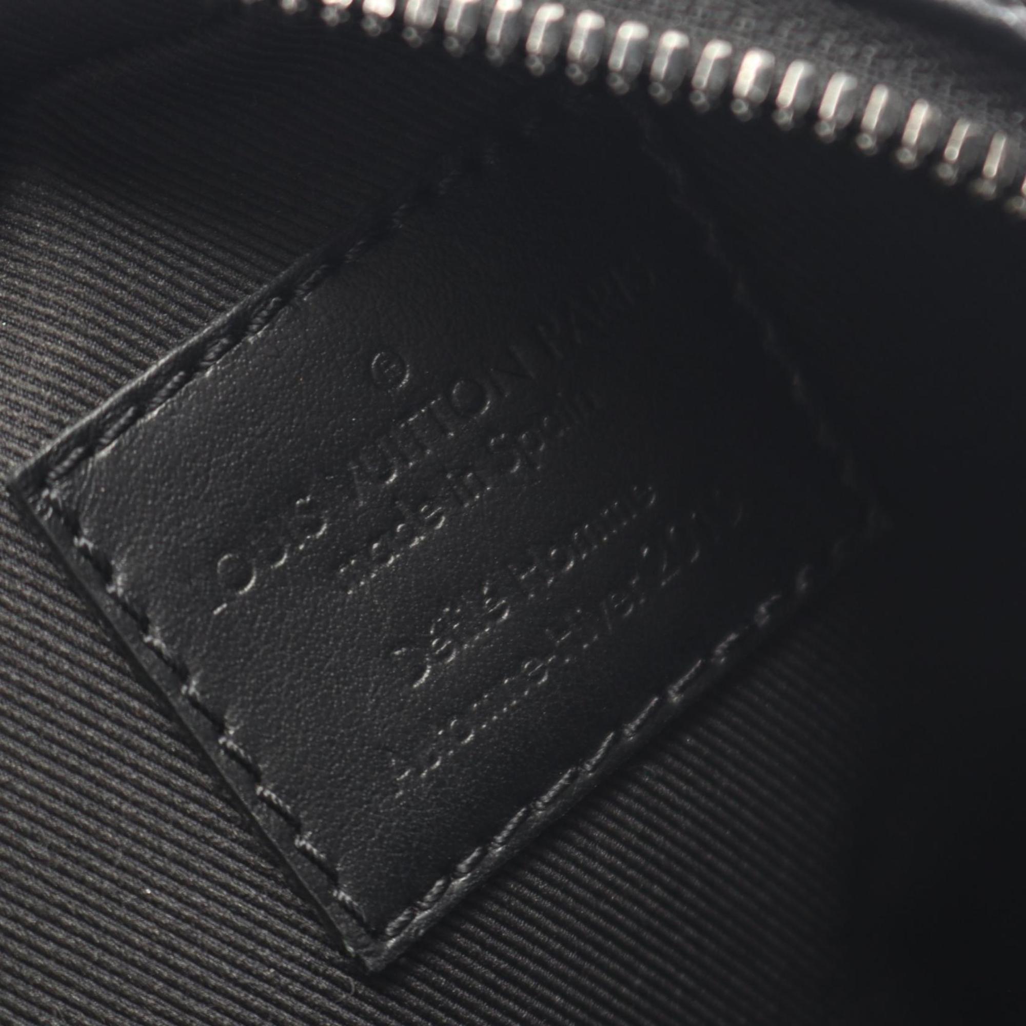 Louis Vuitton Black Noir Taiga Leather Handbag Shoulder Bag (Pre-Owned)