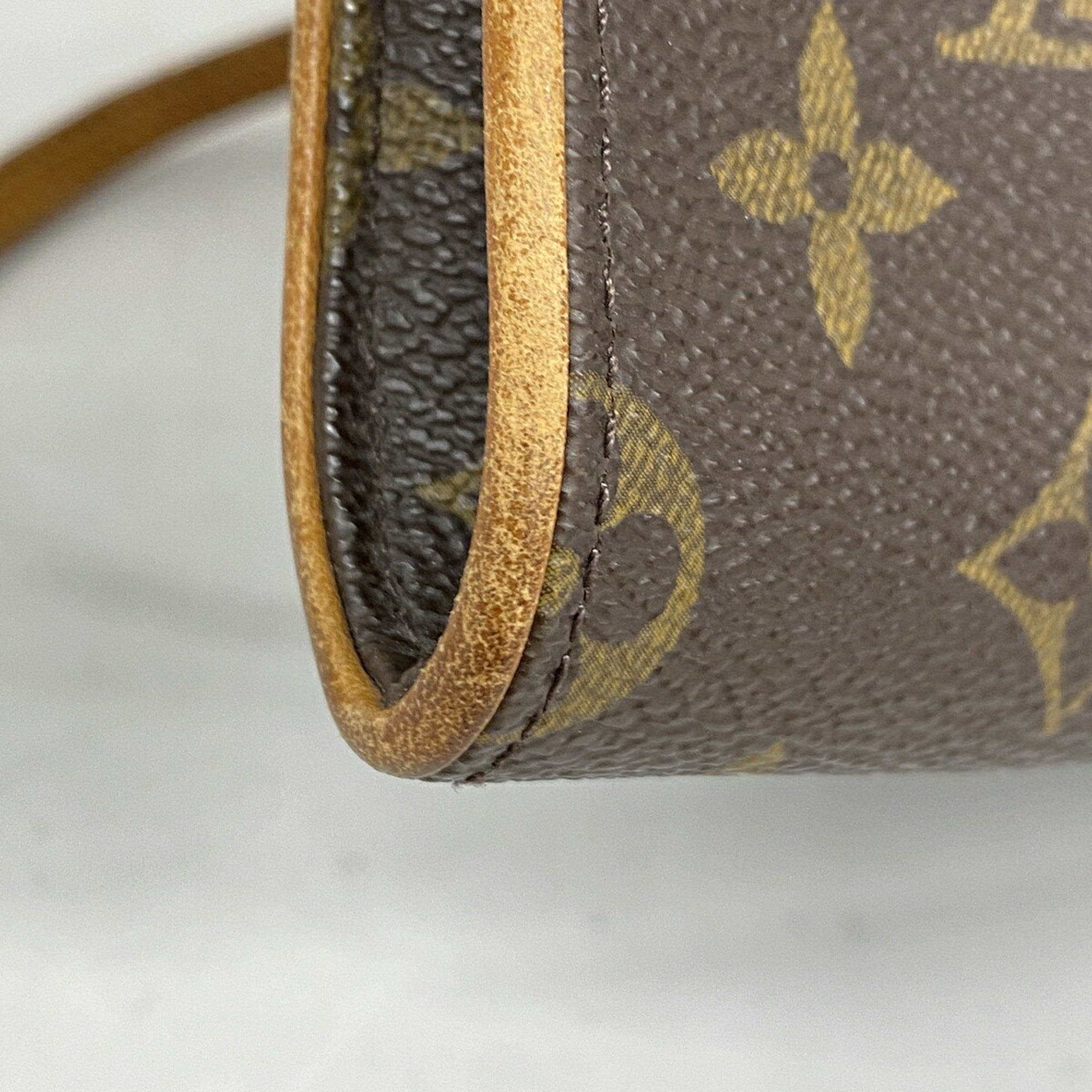 Louis Vuitton Brown Shoulder Bag (Pre-Owned)