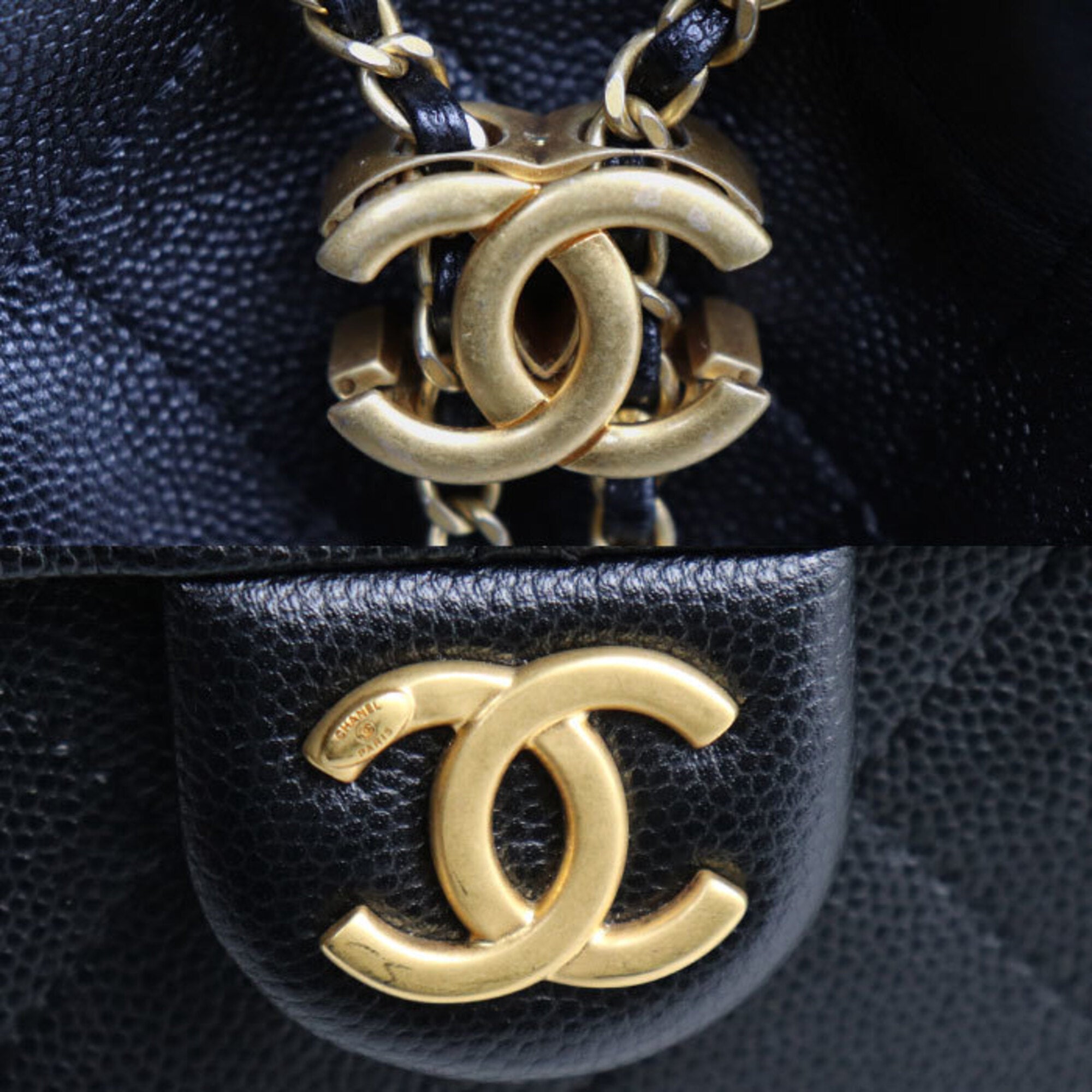 Chanel Black Leather Shoulder Bag (Pre-Owned)