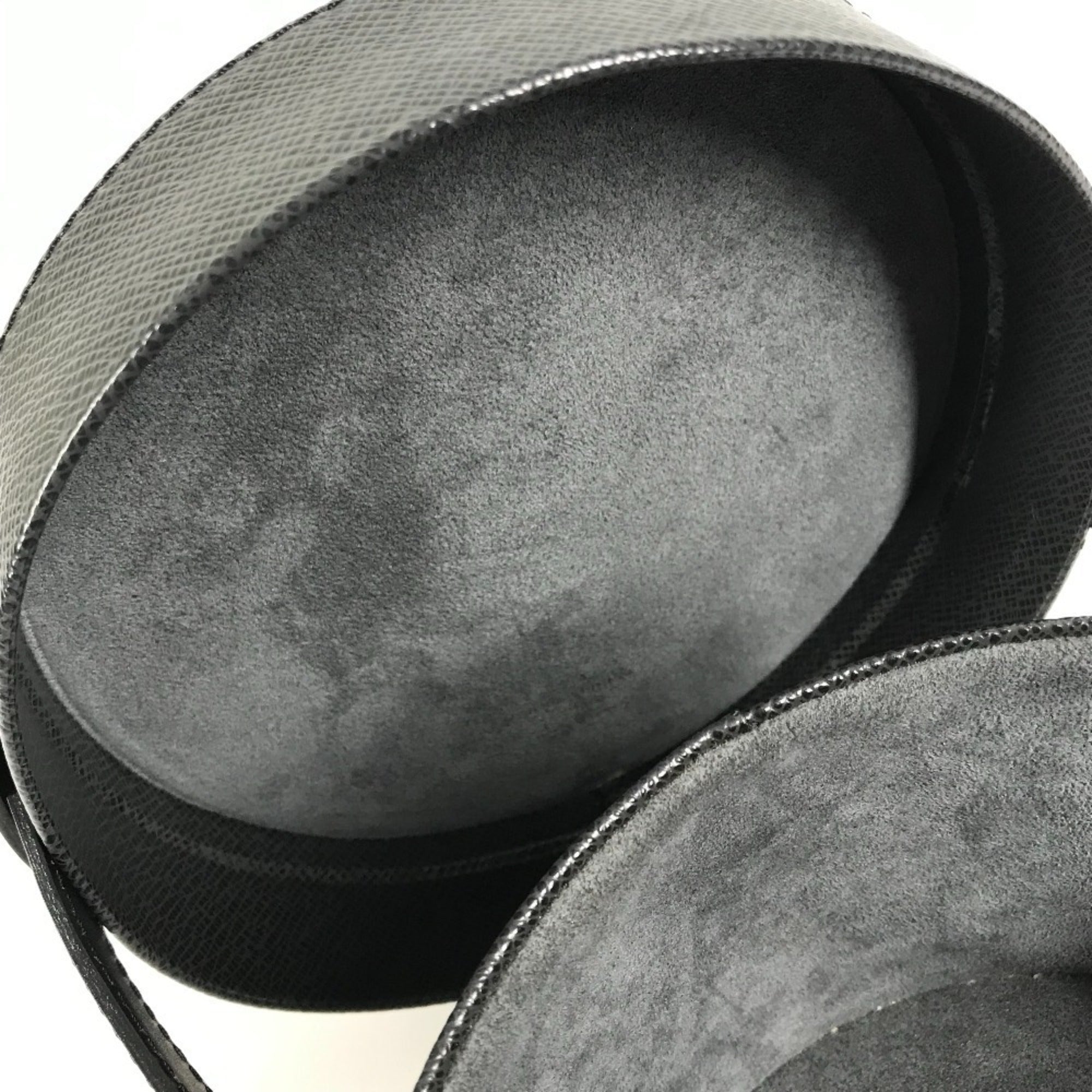 Louis Vuitton Black Taiga Leather Leather Handbag (Pre-Owned)