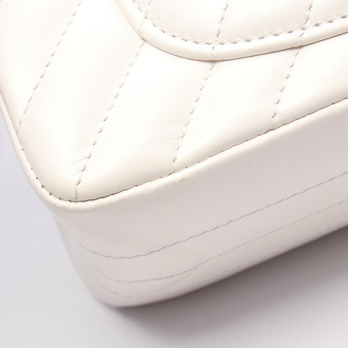 Chanel White Leather Handbag Shoulder Bag (Pre-Owned)