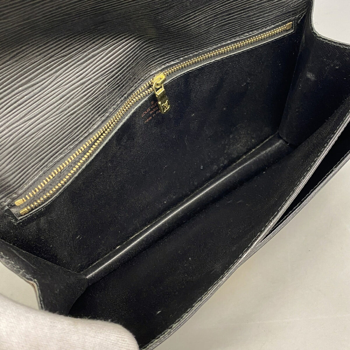 Louis Vuitton Noir Clutch Bag (Pre-Owned)