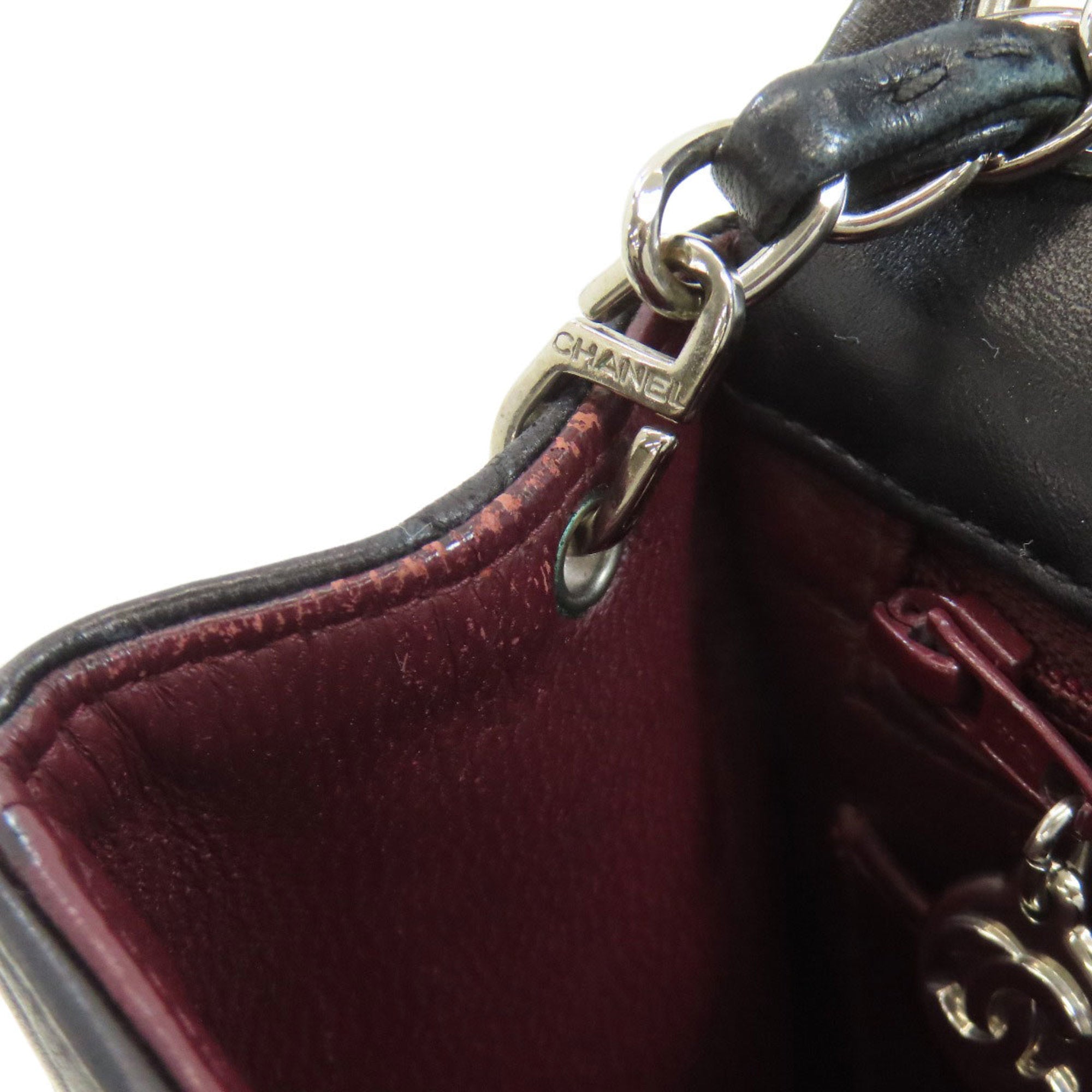 Chanel Black Leather Shoulder Bag (Pre-Owned)