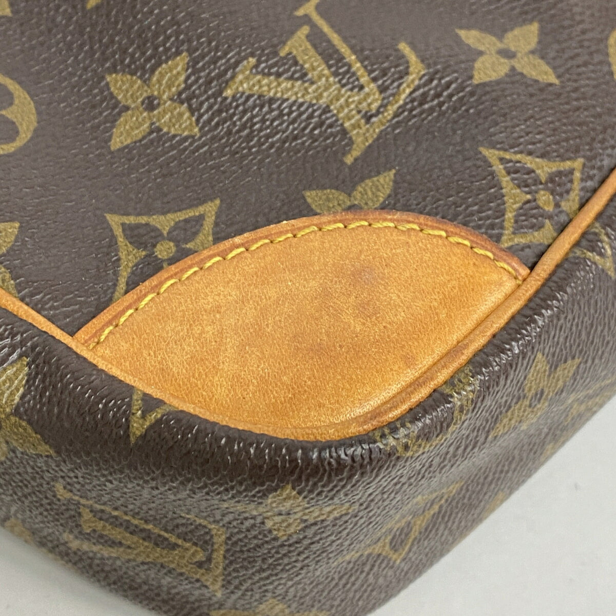 Louis Vuitton Brown Clutch Bag (Pre-Owned)