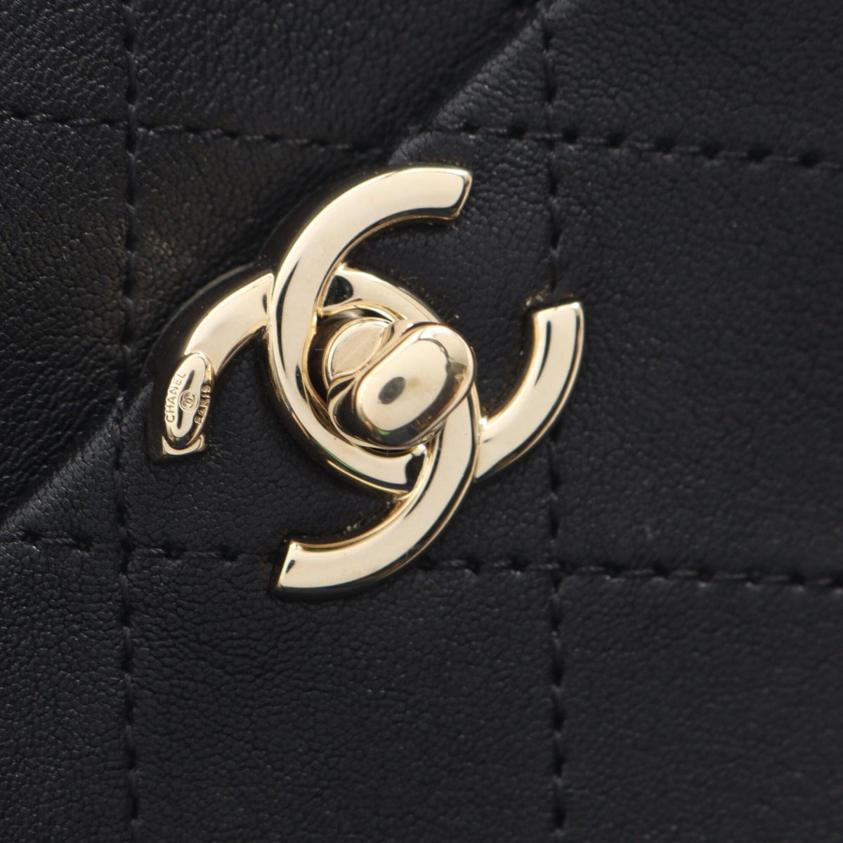 Chanel Black Leather Handbag Shoulder Bag (Pre-Owned)