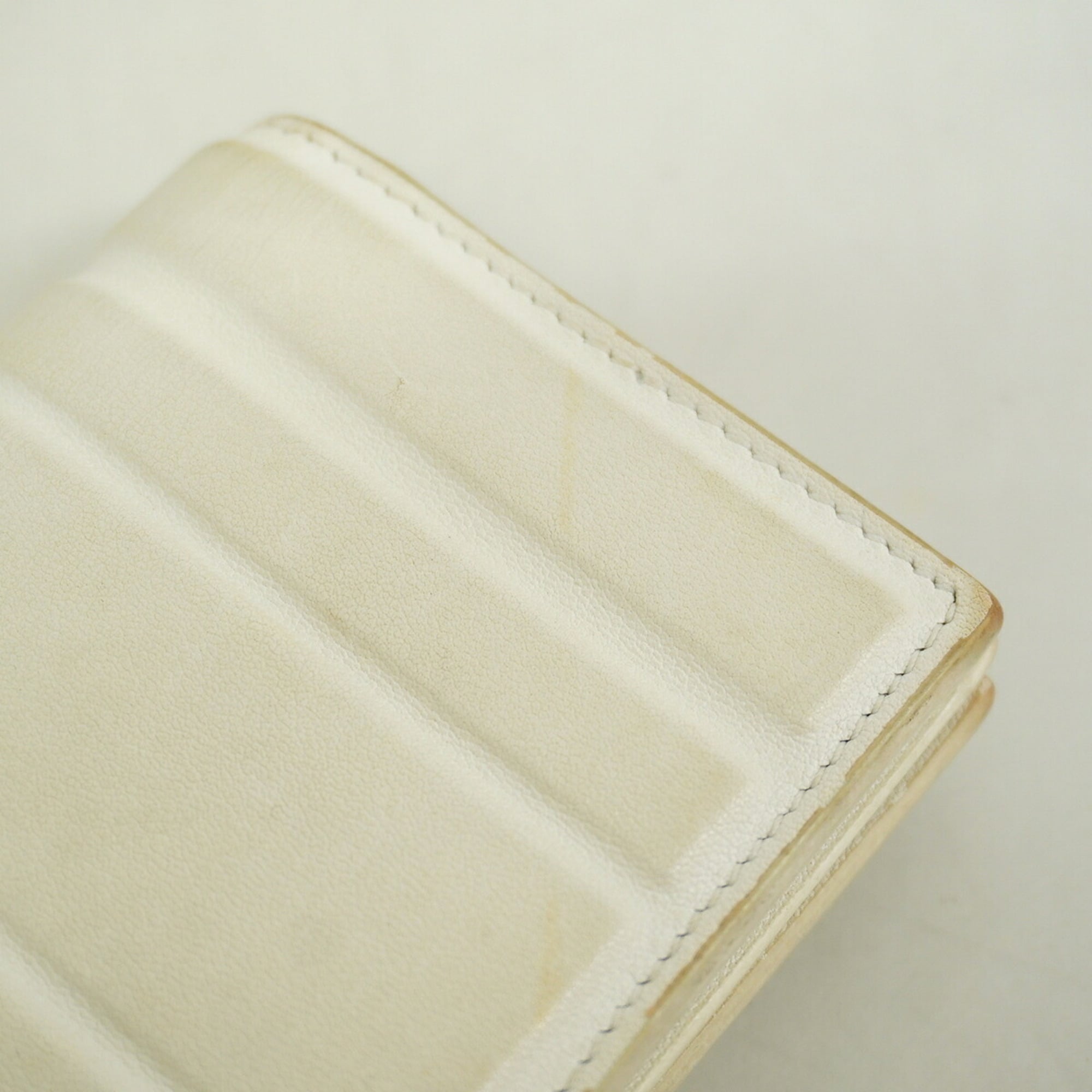 Salvatore Ferragamo White Leather Wallet (Bi-Fold) (Pre-Owned)