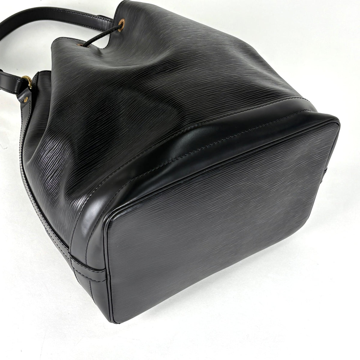 Louis Vuitton Black Noir Epi Leather Shoulder Bag (Pre-Owned)