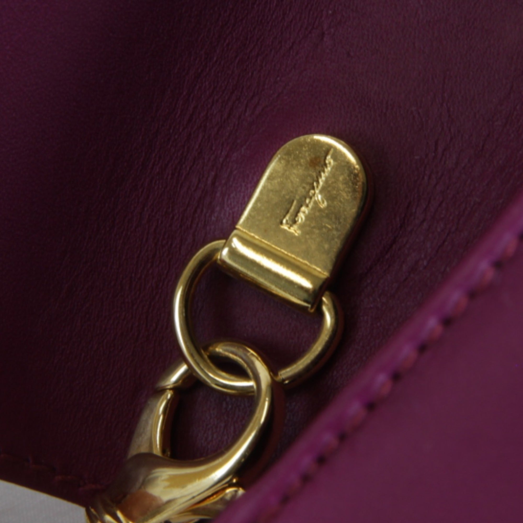 Salvatore Ferragamo Gancini Purple Leather Shoulder Bag (Pre-Owned)