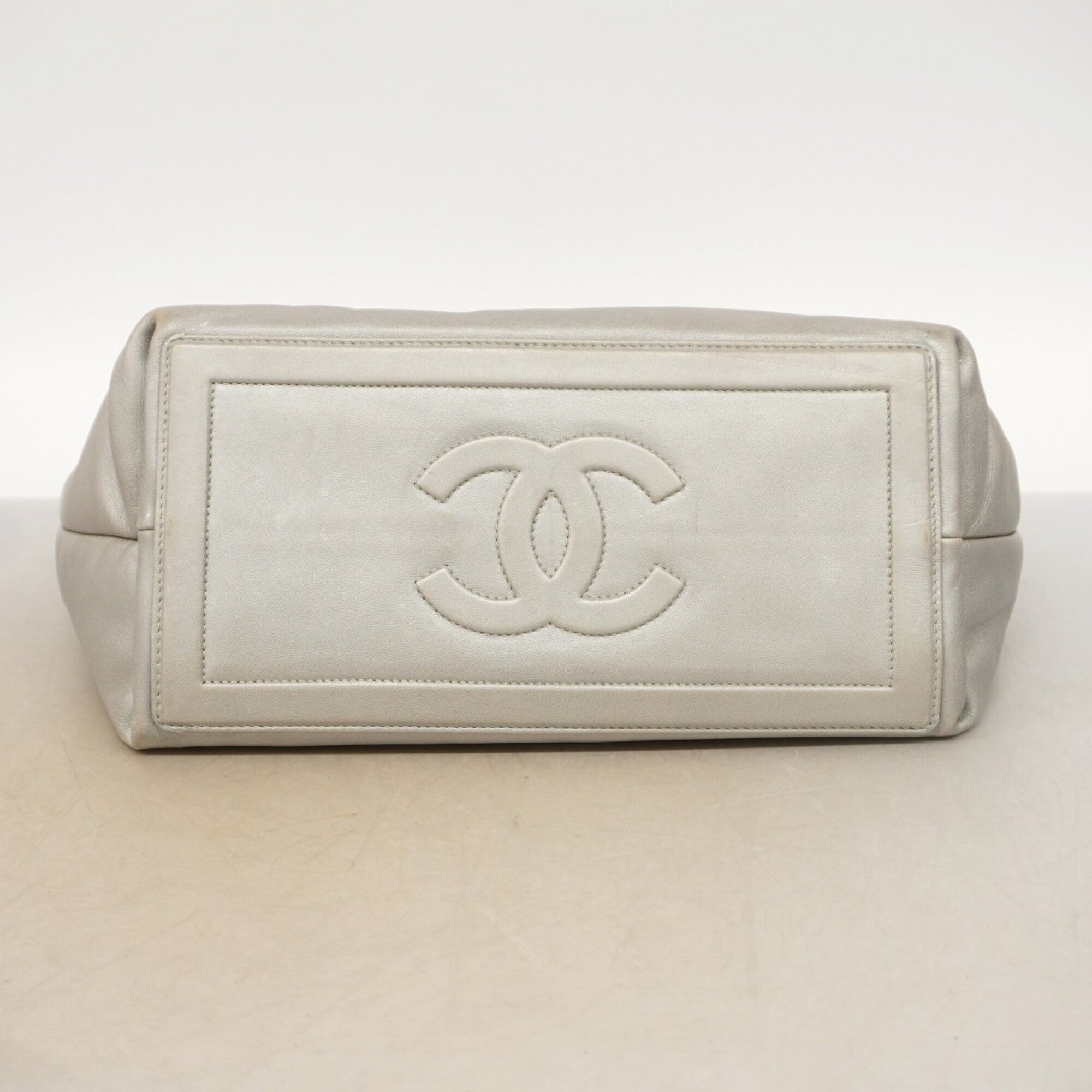 Chanel Gray Leather Tote Bag (Pre-Owned)