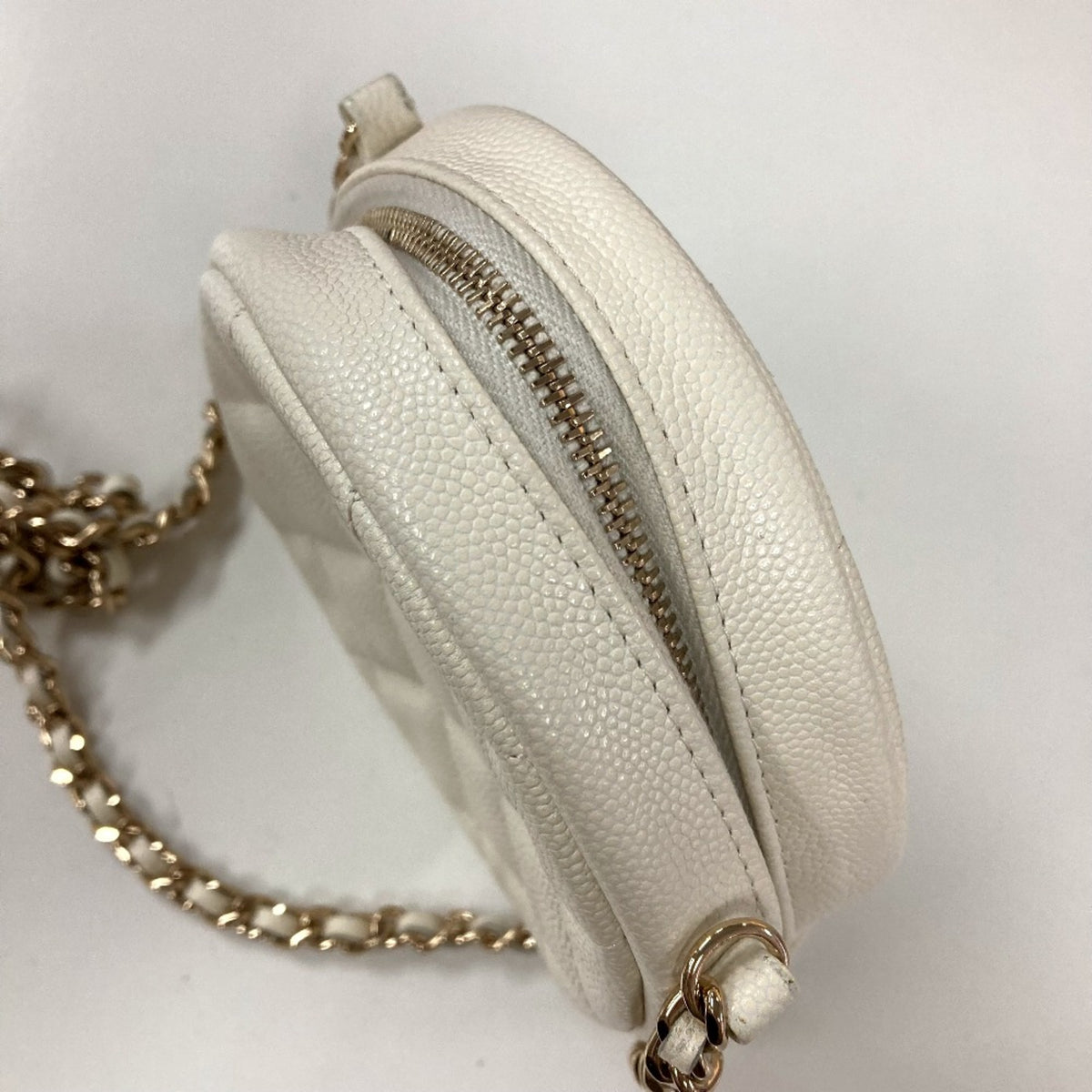 Chanel White Leather Shoulder Bag (Pre-Owned)