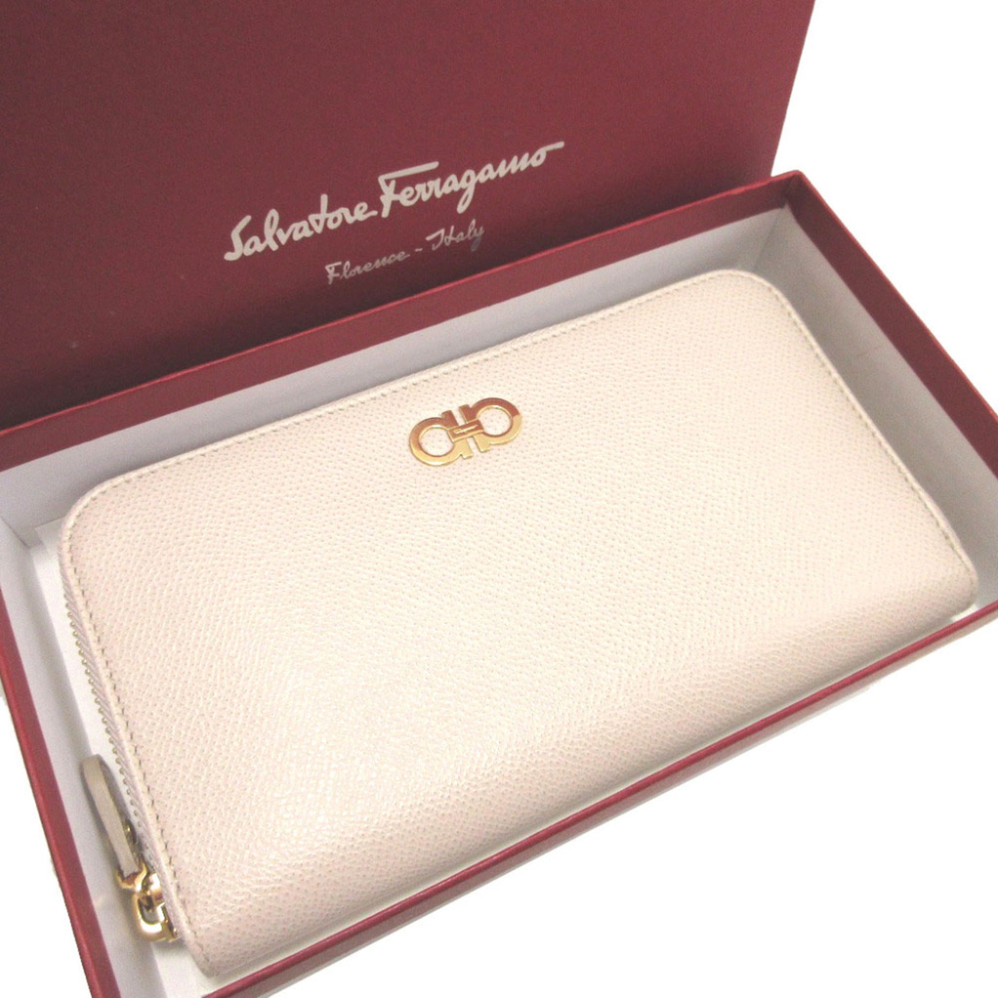 Salvatore Ferragamo Ivory Leather Coin Purse/Coin Case (Pre-Owned)