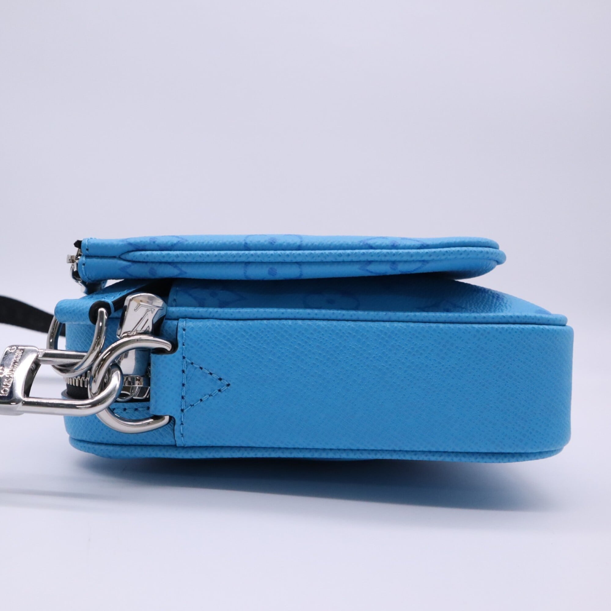 Louis Vuitton Taigarama Blue Leather Shoulder Bag Sling Bag (Pre-Owned)