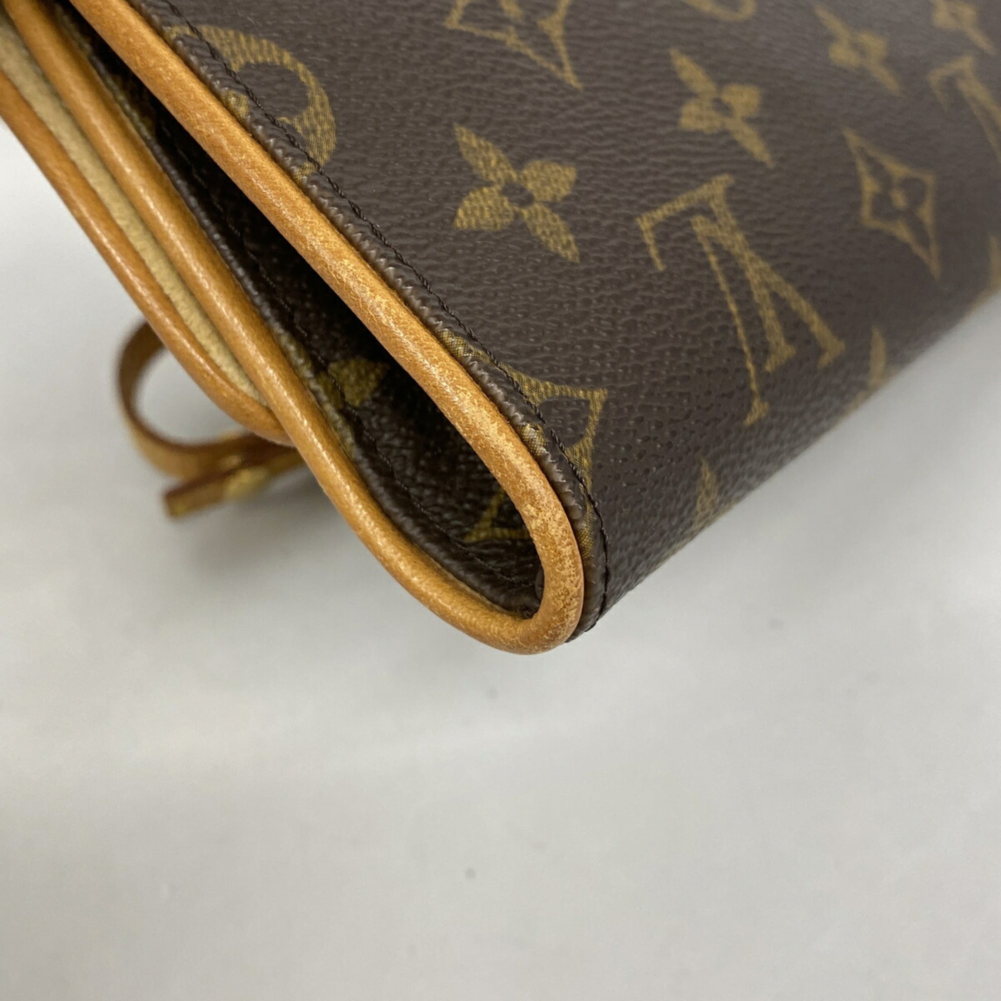 Louis Vuitton Brown Shoulder Bag (Pre-Owned)