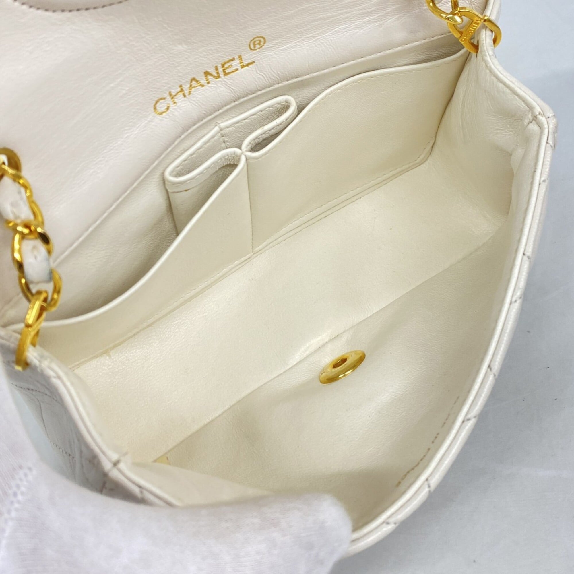 Chanel White Leather Shoulder Bag (Pre-Owned)