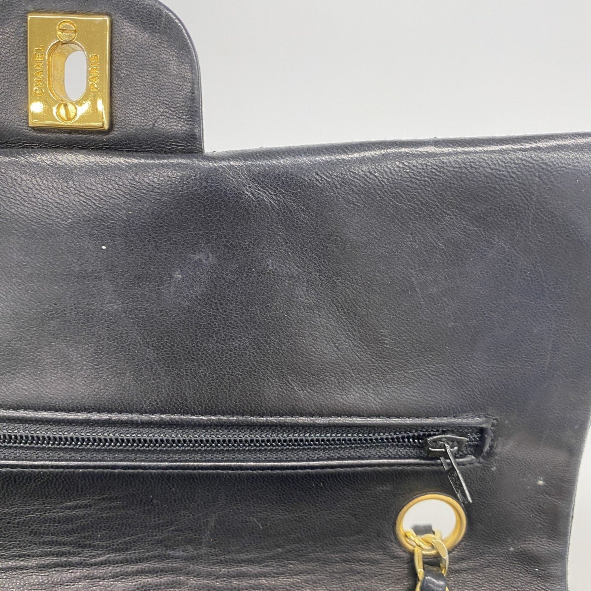 Chanel Black Leather Shoulder Bag (Pre-Owned)