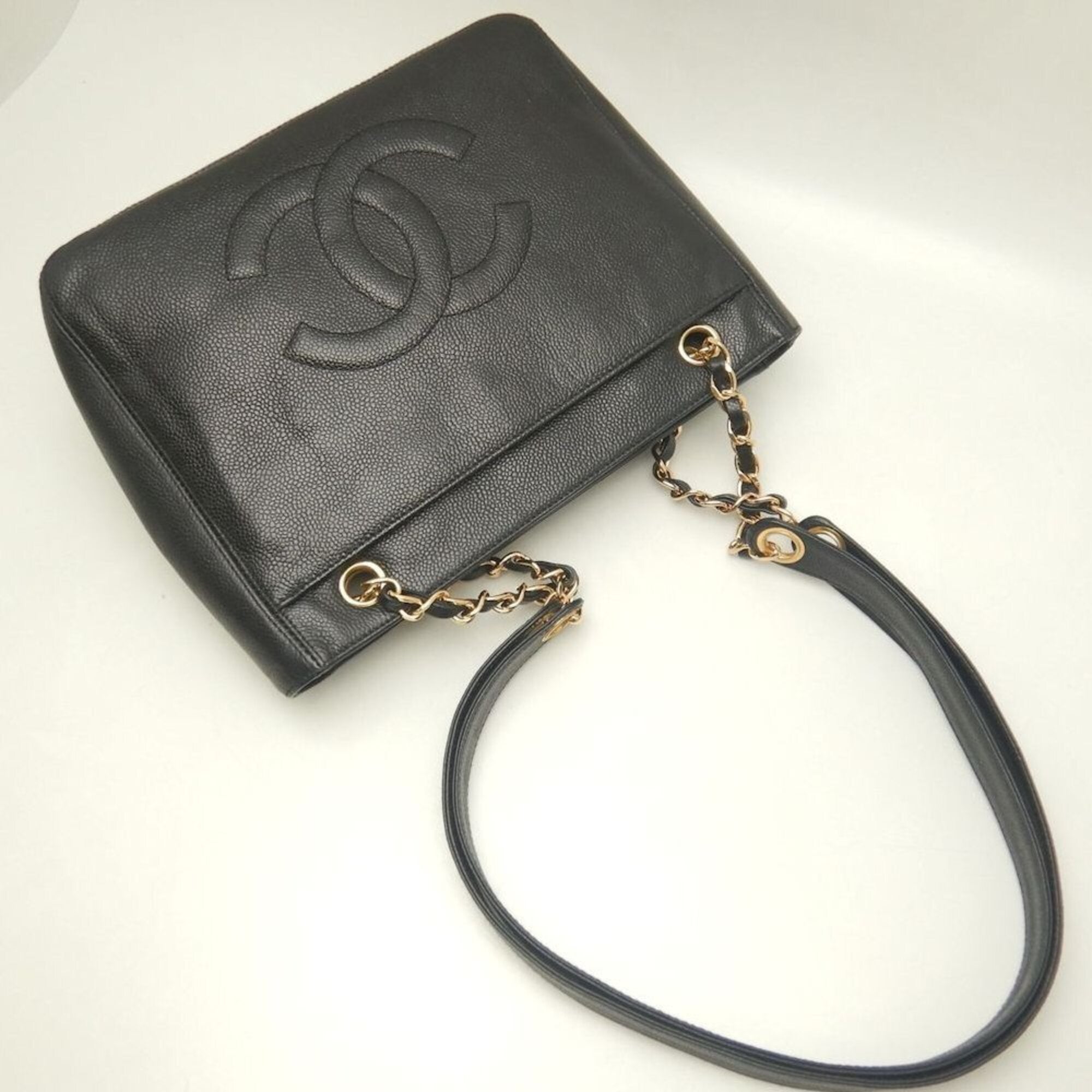 Chanel Black Grained Calfskin Shoulder Bag (Pre-Owned)