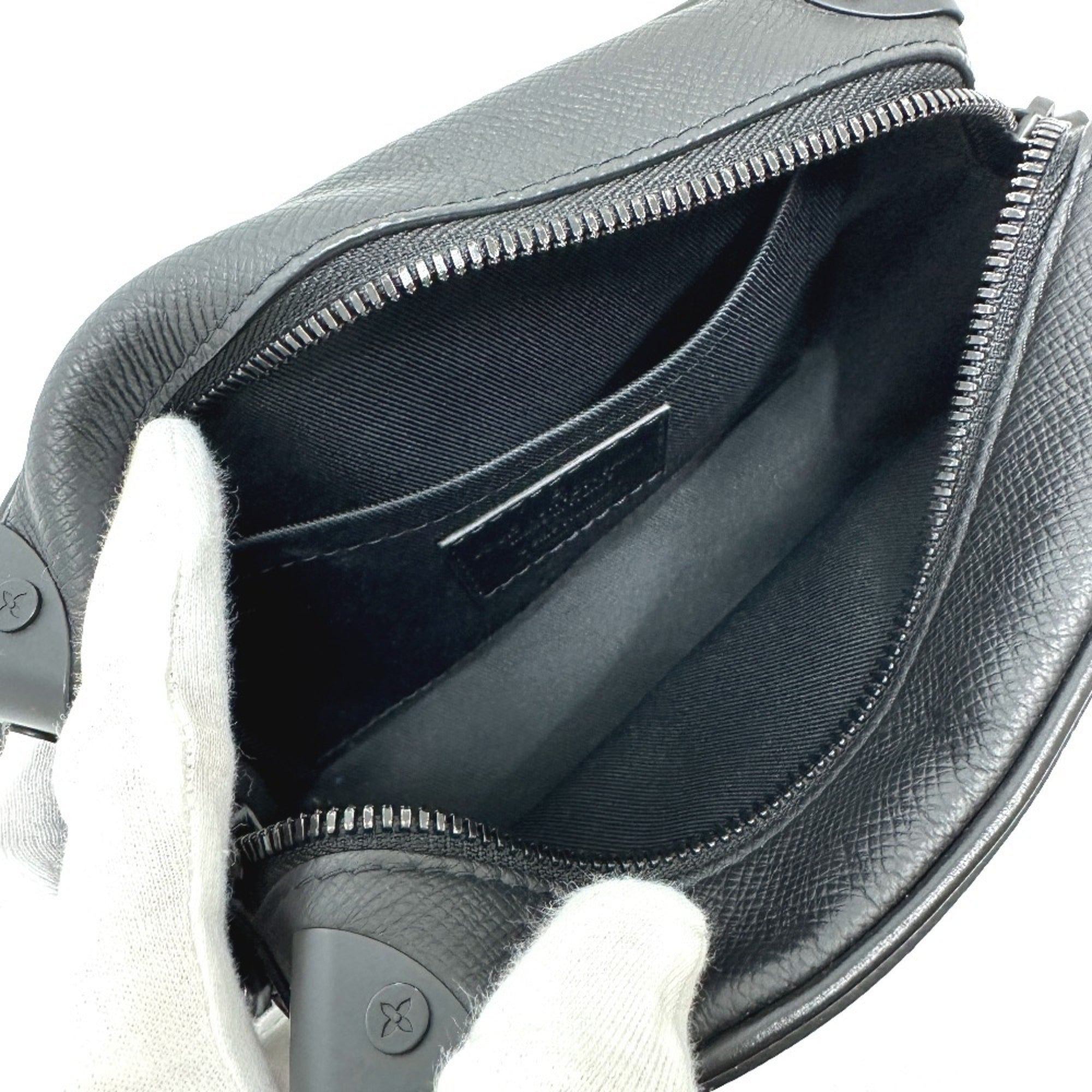 Louis Vuitton Taiga Black Taiga Leather Shoulder Bag (Pre-Owned)