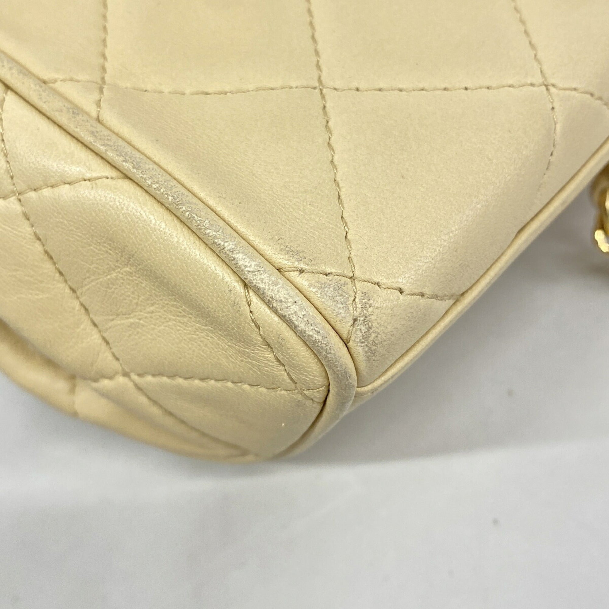 Chanel Beige Leather Shoulder Bag (Pre-Owned)