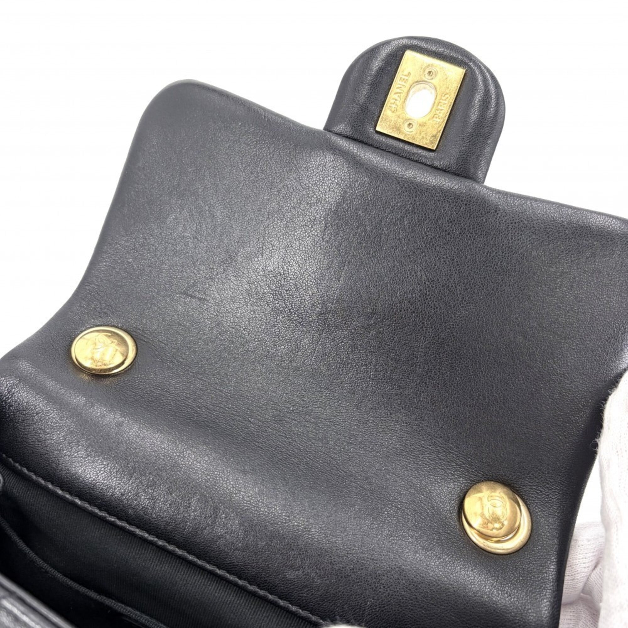 Chanel Black White Leather Shoulder Bag (Pre-Owned)